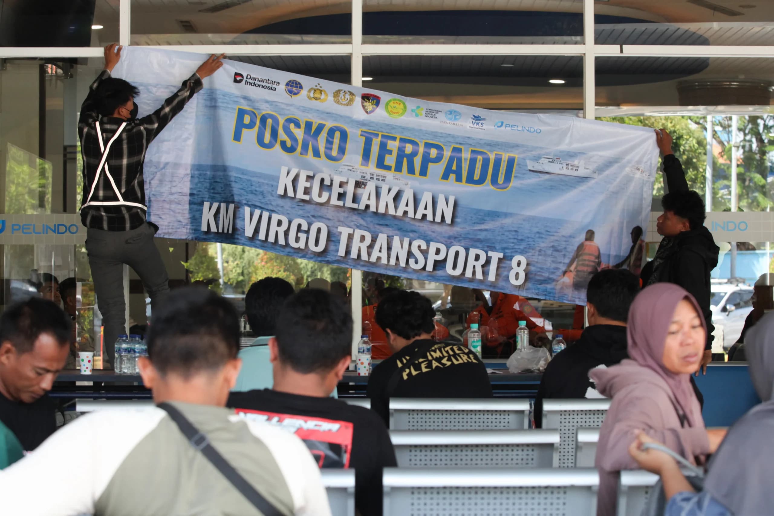 Petugas memasang spanduk di posko terpadu kecelakaan KM Virgo Transport 8 di Terminal Penumpang Gapura Surya Nusantara, Pelabuhan Tanjung Perak, Surabaya, Jawa Timur. (Sumber: Antara Foto/Didik Suhartono/hma) Petugas memasang spanduk di posko terpadu kecelakaan KM Virgo Transport 8 di Terminal Penumpang Gapura Surya Nusantara, Pelabuhan Tanjung Perak, Surabaya, Jawa Timur. (Sumber: Antara Foto/Didik Suhartono/hma)