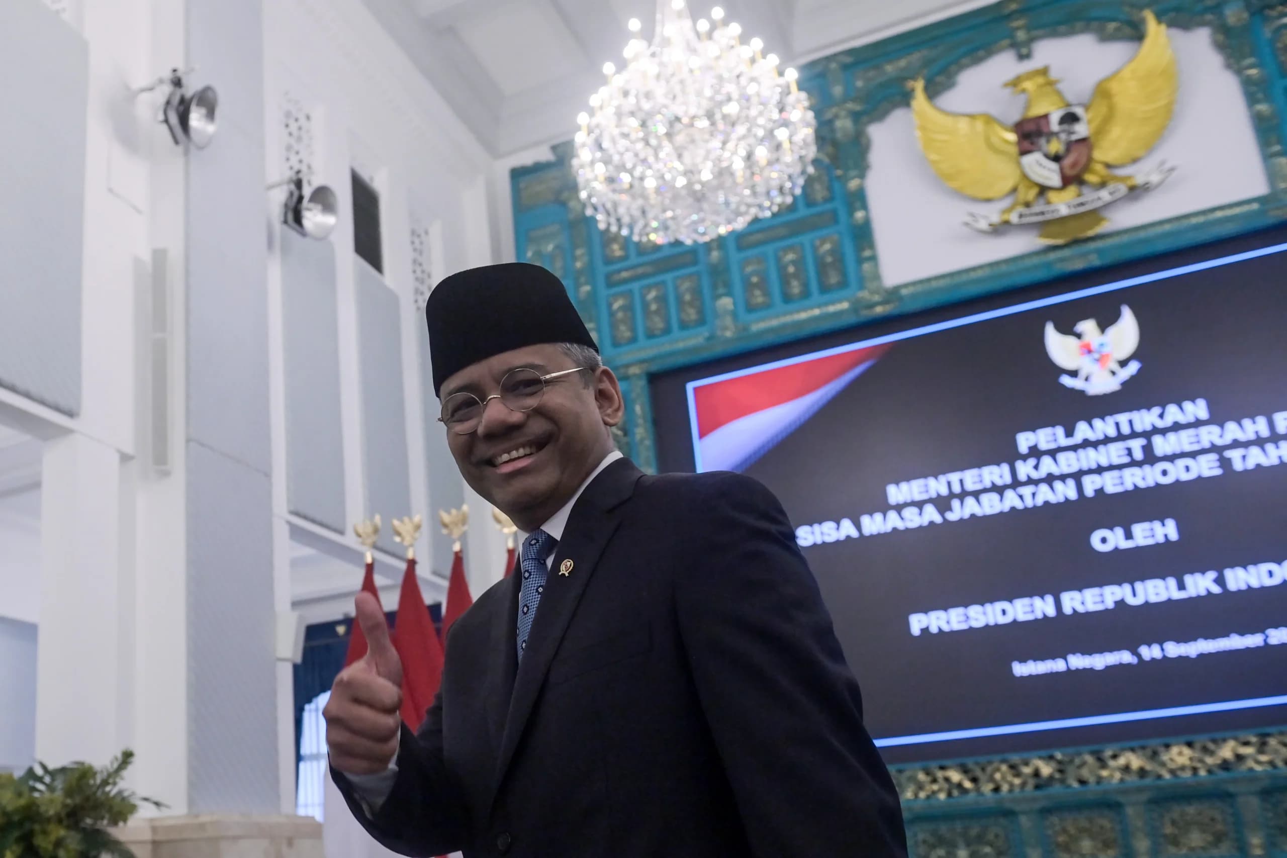 Pejabat baru Menteri Keuangan Suahasil Nazara mengacungkan jempol seusai pelantikannya di Istana Negara, Jakarta. (Sumber: Antara Foto/Aditya Pradana Putra/sgd/tom) Pejabat baru Menteri Keuangan Suahasil Nazara mengacungkan jempol seusai pelantikannya di Istana Negara, Jakarta. (Sumber: Antara Foto/Aditya Pradana Putra/sgd/tom)