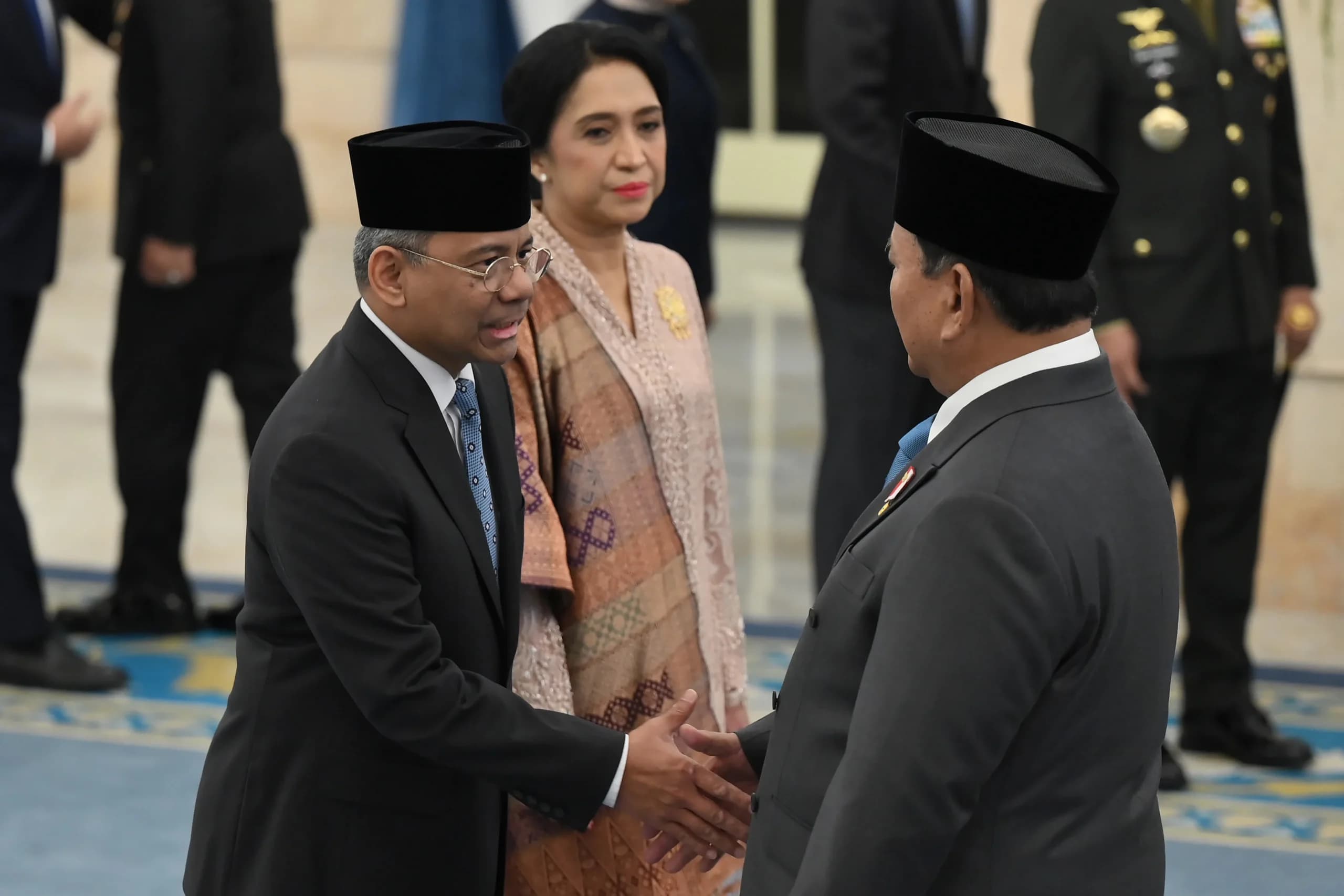 Presiden Prabowo Subianto (kanan) menyalami pejabat baru Menteri Keuangan Suahasil Nazara (kiri) yang didampingi istri Christina Pusporini Messakh (tengah) usai pelantikan di Istana Negara, Jakarta. (Sumber: Antara Foto/Aditya Pradana Putra/sgd/tom) Presiden Prabowo Subianto (kanan) menyalami pejabat baru Menteri Keuangan Suahasil Nazara (kiri) yang didampingi istri Christina Pusporini Messakh (tengah) usai pelantikan di Istana Negara, Jakarta. (Sumber: Antara Foto/Aditya Pradana Putra/sgd/tom)