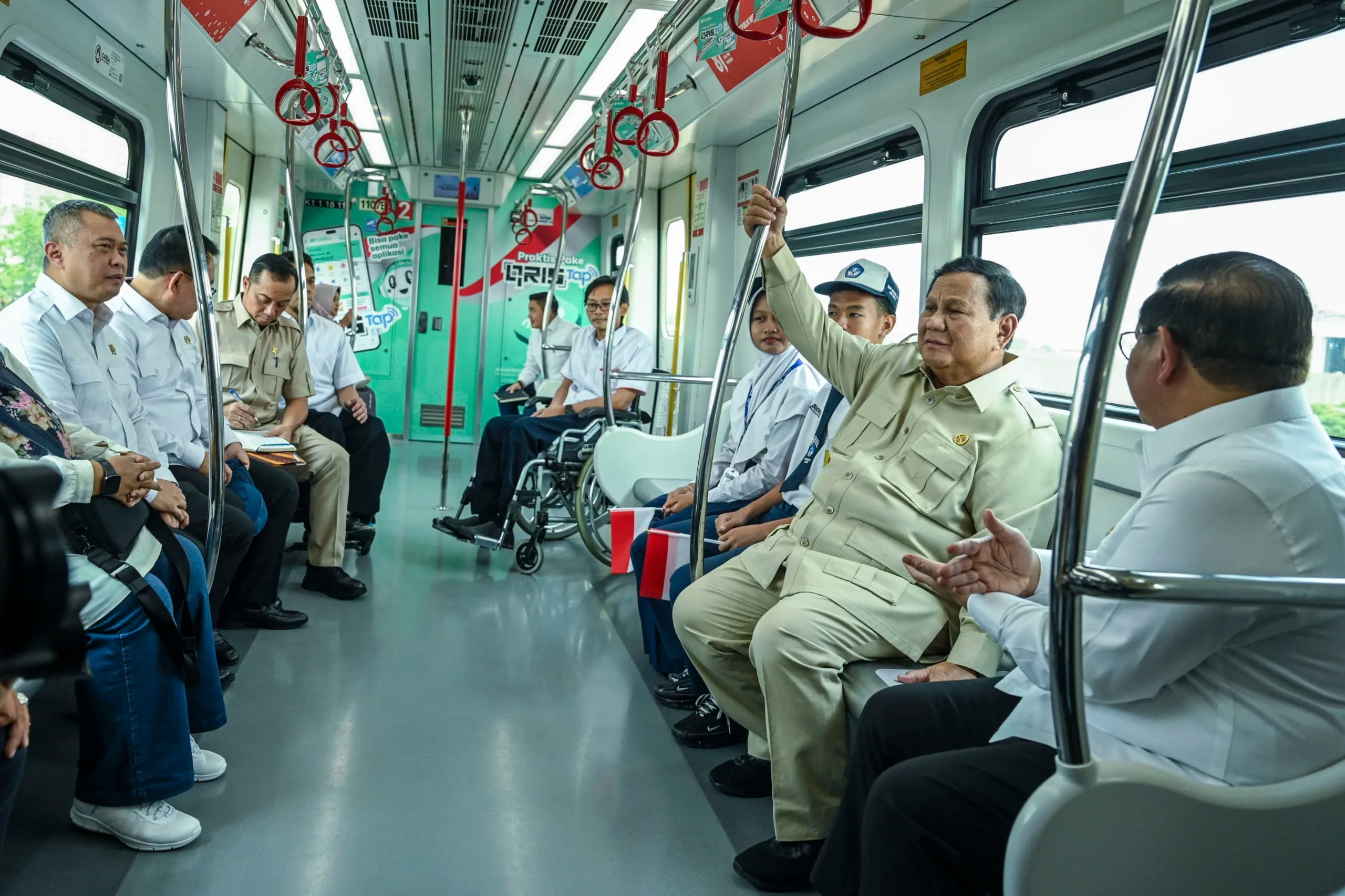 Presiden Prabowo Subianto (kedua kanan) berbincang dengan Menteri Perhubungan Dudy Purwagandhi (kiri), Gubernur DKI Jakarta Pramono Anung (kanan) dan Menteri Sekretaris Negara Prasetyo Hadi (ketiga kiri) saat menumpang LRT di rute LRT Kelapa Gading-Manggarai, Jakarta Presiden Prabowo Subianto (kedua kanan) berbincang dengan Menteri Perhubungan Dudy Purwagandhi (kiri), Gubernur DKI Jakarta Pramono Anung (kanan) dan Menteri Sekretaris Negara Prasetyo Hadi (ketiga kiri) saat menumpang LRT di rute LRT Kelapa Gading-Manggarai, Jakarta