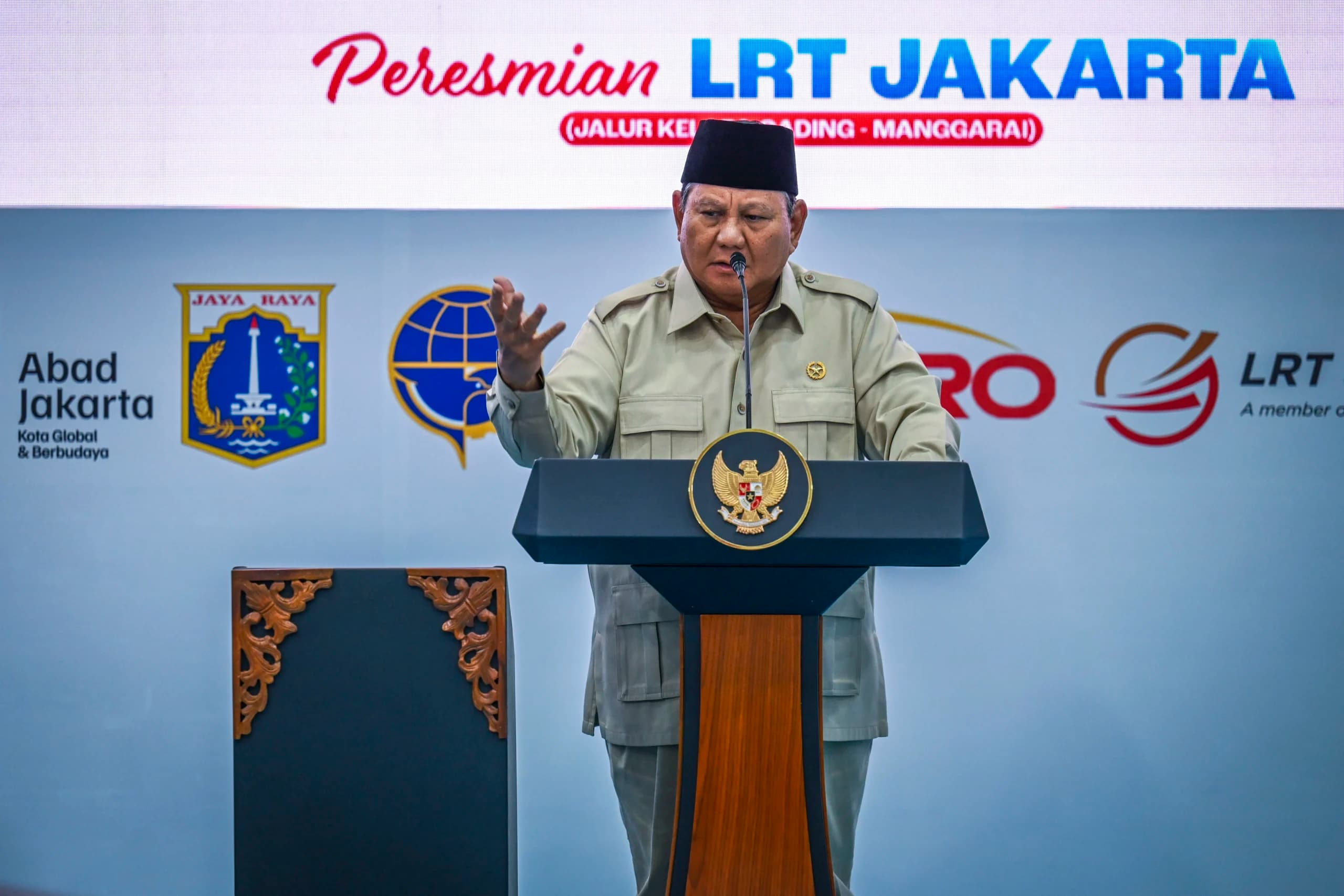 Presiden Prabowo Subianto memberikan sambutan saat meresmikan LRT rute Kelapa Gading-Manggarai, di Stasiun LRT Manggarai, Presiden Prabowo Subianto memberikan sambutan saat meresmikan LRT rute Kelapa Gading-Manggarai, di Stasiun LRT Manggarai,