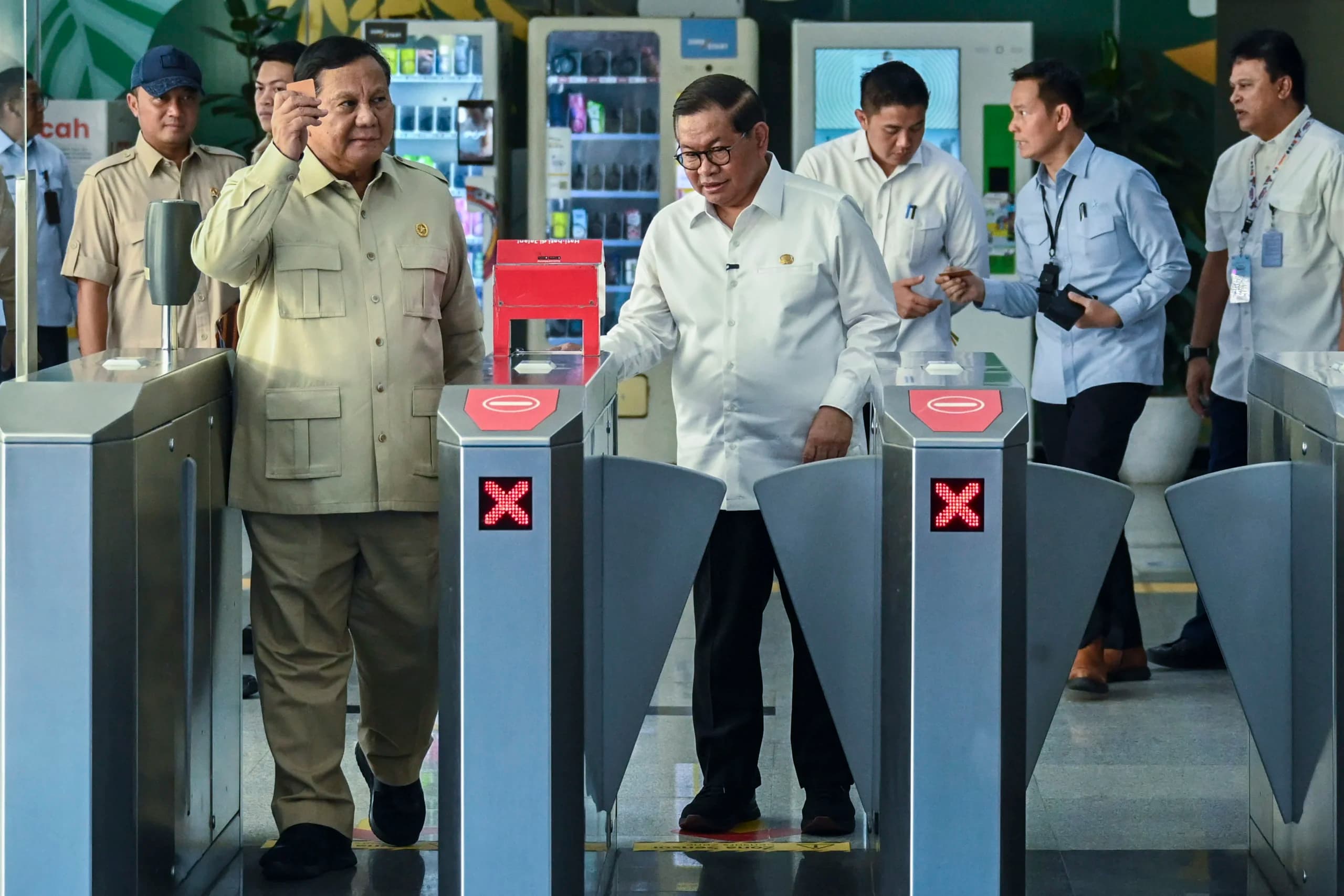 Presiden Prabowo Subianto (kiri) bersama Gubernur DKI Jakarta Pramono Anung (tengah) memasuki peron di Stasiun LRT Kelapa Gading, Jakarta Presiden Prabowo Subianto (kiri) bersama Gubernur DKI Jakarta Pramono Anung (tengah) memasuki peron di Stasiun LRT Kelapa Gading, Jakarta
