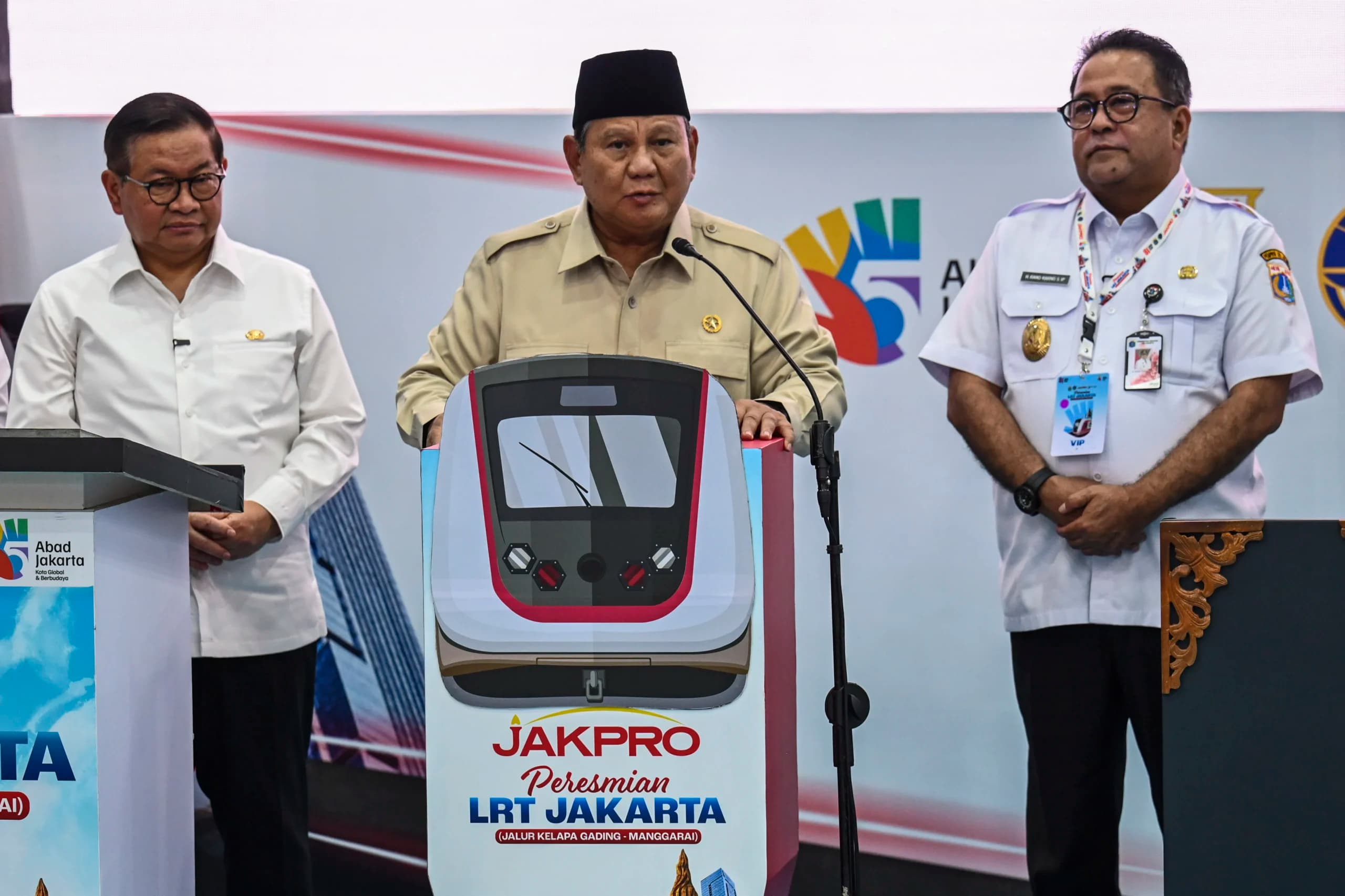 Presiden Prabowo Subianto (tengah) didampingi Gubernur DKI Jakarta Pramono Anung (kiri) dan Wakil Gubernur DKI Jakarta Rano Karno (kanan) secara sÃmbolis meresmikan operasional LRT rute Kelapa Gading-Manggarai di Stasiun LRT Manggarai, Jakarta Presiden Prabowo Subianto (tengah) didampingi Gubernur DKI Jakarta Pramono Anung (kiri) dan Wakil Gubernur DKI Jakarta Rano Karno (kanan) secara sÃmbolis meresmikan operasional LRT rute Kelapa Gading-Manggarai di Stasiun LRT Manggarai, Jakarta