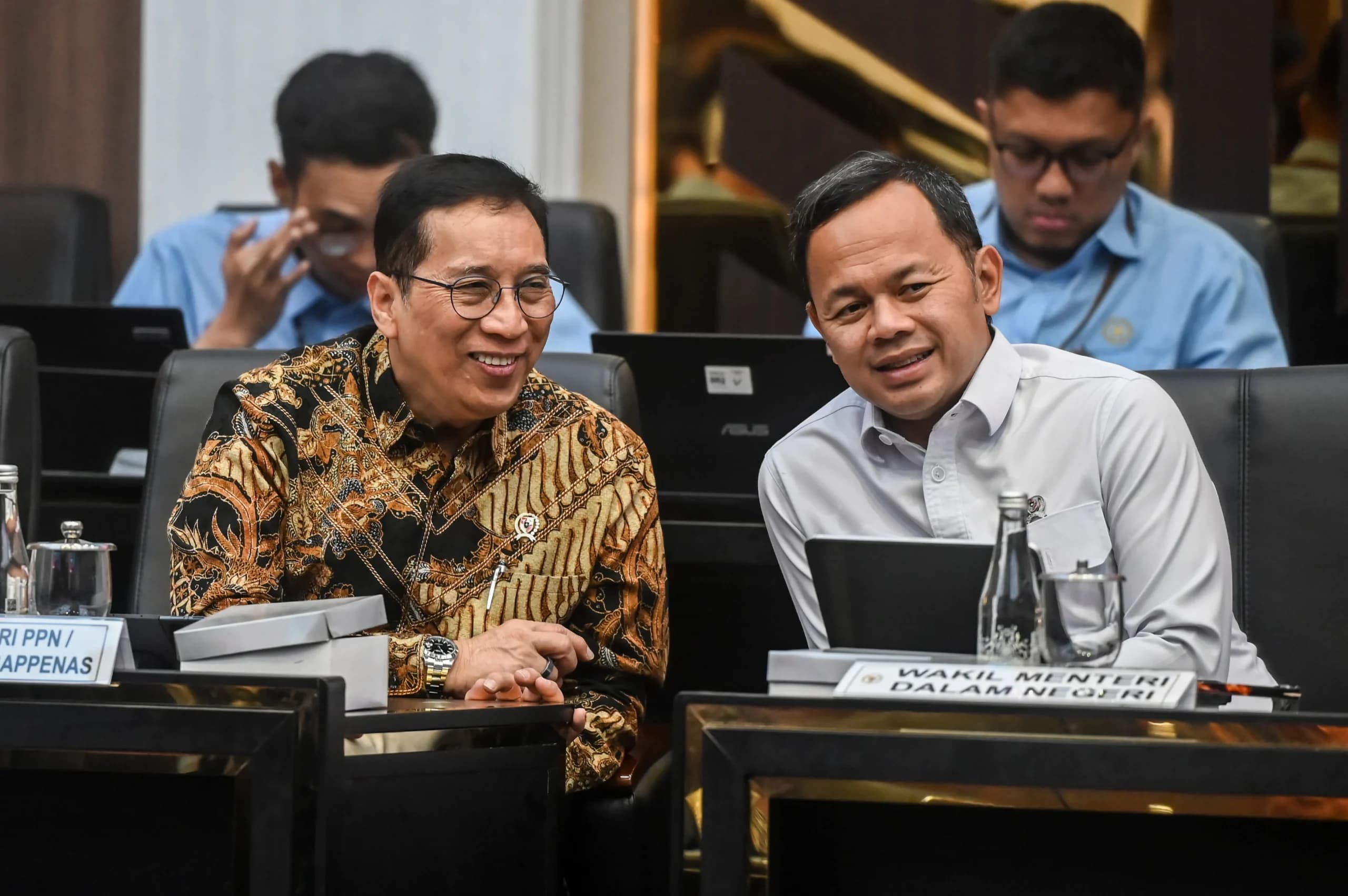 Wakil Menteri PPN/Wakil Kepala Bappenas Febrian Alphyanto Ruddyard (kiri) bersama Wakil Menteri Dalam Negeri Bima Arya Sugiarto (kanan) bersiap mengikuti rapat kerja dengan Badan Legislasi (Baleg) DPR di Kompleks Parlemen, Senayan, Jakarta, Rabu (23/9/2026). Wakil Menteri PPN/Wakil Kepala Bappenas Febrian Alphyanto Ruddyard (kiri) bersama Wakil Menteri Dalam Negeri Bima Arya Sugiarto (kanan) bersiap mengikuti rapat kerja dengan Badan Legislasi (Baleg) DPR di Kompleks Parlemen, Senayan, Jakarta, Rabu (23/9/2026).