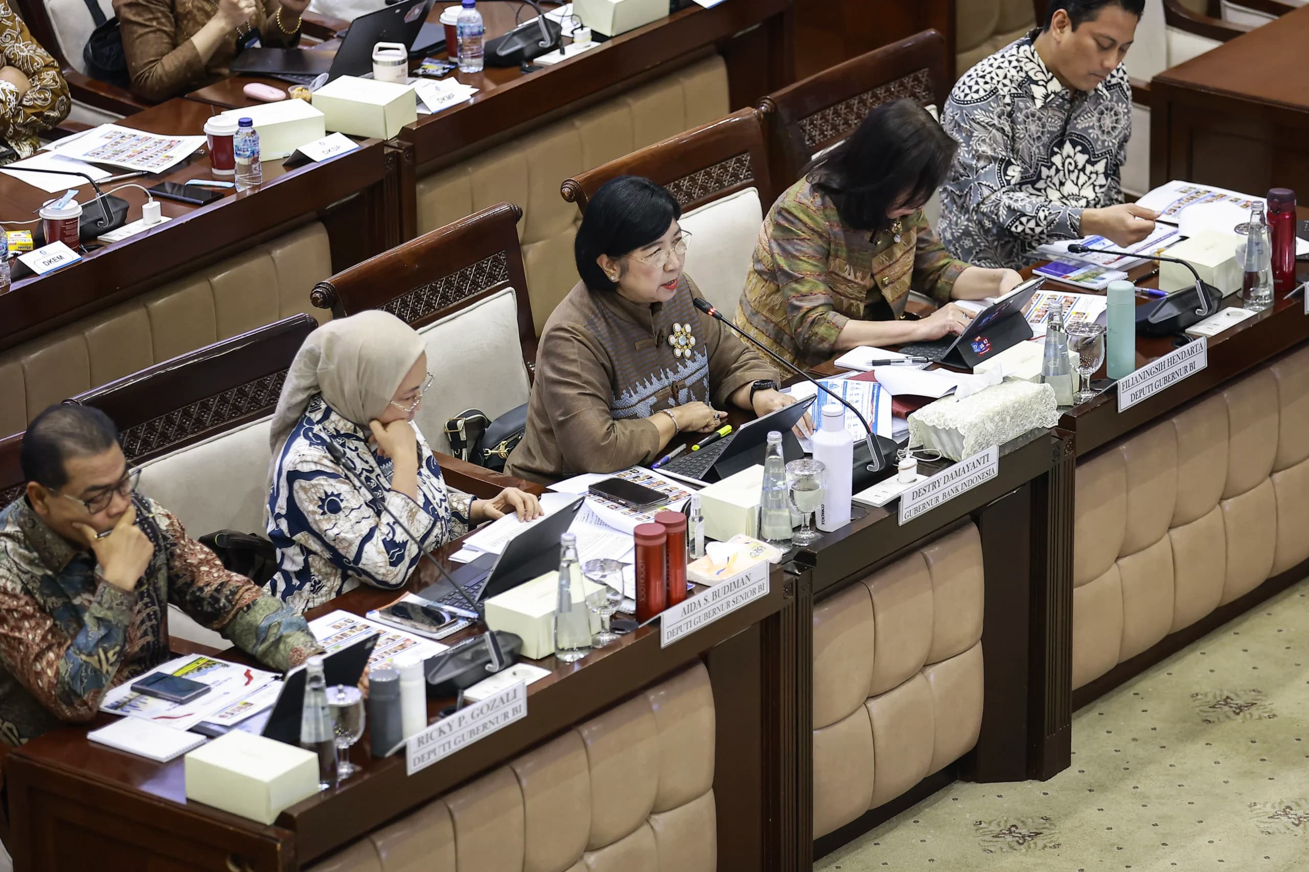 Gubernur Bank Indonesia (BI) Destry Damayanti (tengah) didampingi Deputi Gubernur Senior BI Aida S. Budiman (kedua kiri), Deputi Gubernur BI Ricky P. Gozali (kiri), Filianingsih Hendarta (kedua kanan) dan Thomas A.M. Djiwandono (kanan) mengikuti rapat kerja dengan Komisi XI DPR di Kompleks Parlemen, Senayan, Jakarta. (Sumber: Antara Foto/Dhemas Reviyanto/agr) Gubernur Bank Indonesia (BI) Destry Damayanti (tengah) didampingi Deputi Gubernur Senior BI Aida S. Budiman (kedua kiri), Deputi Gubernur BI Ricky P. Gozali (kiri), Filianingsih Hendarta (kedua kanan) dan Thomas A.M. Djiwandono (kanan) mengikuti rapat kerja dengan Komisi XI DPR di Kompleks Parlemen, Senayan, Jakarta. (Sumber: Antara Foto/Dhemas Reviyanto/agr)