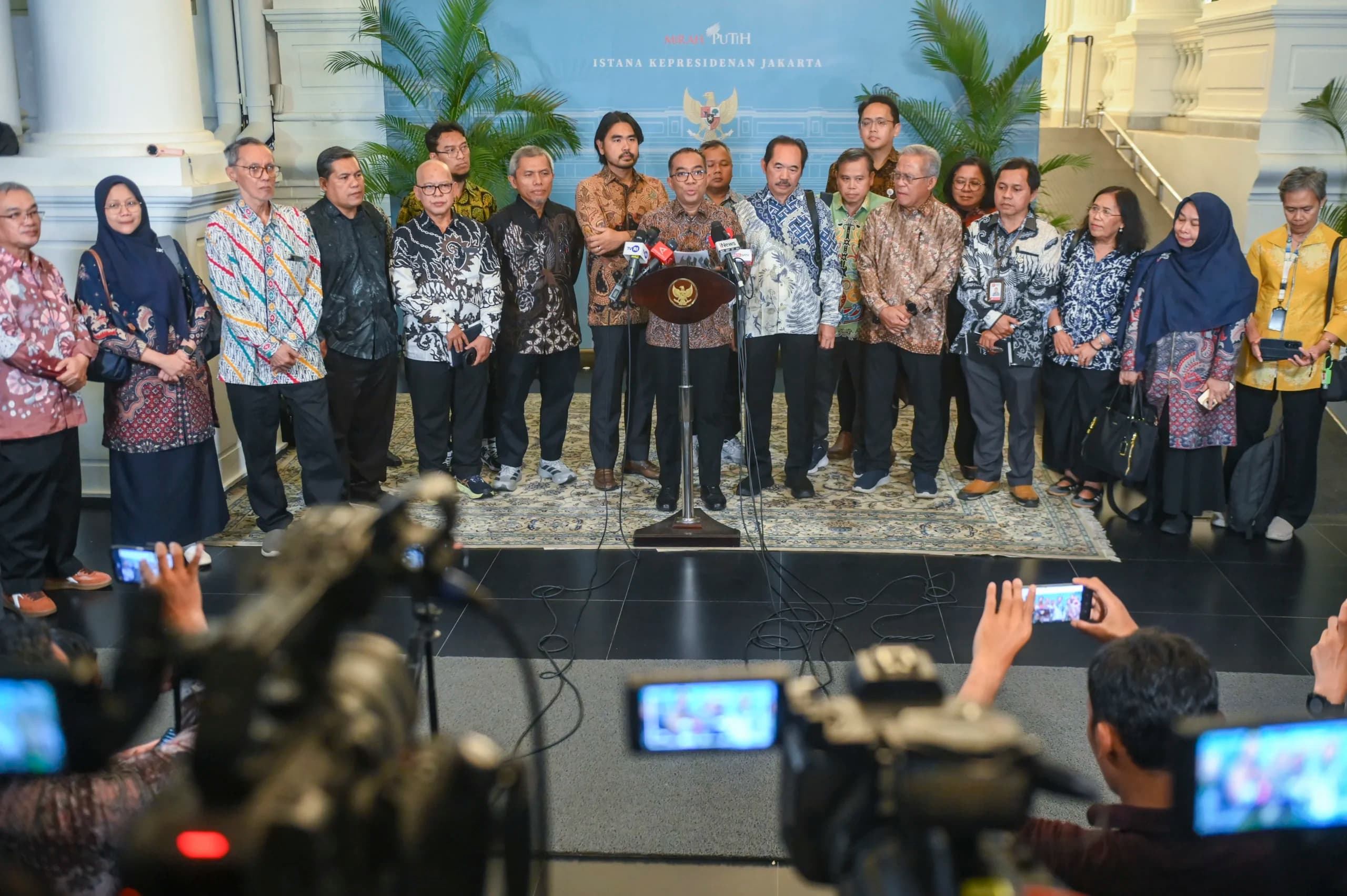 Mendiktisaintek Brian Yuliarto (tengah) didampingi pakar dan akademisi memberikan keterangan pers usai mengikuti rapat terbatas tentang penanganan lahan gambut yang dipimpin Presiden Prabowo Subianto di kompleks Istana Kepresidenan, Jakarta, Kamis (24/9/2026). Mendiktisaintek Brian Yuliarto (tengah) didampingi pakar dan akademisi memberikan keterangan pers usai mengikuti rapat terbatas tentang penanganan lahan gambut yang dipimpin Presiden Prabowo Subianto di kompleks Istana Kepresidenan, Jakarta, Kamis (24/9/2026).