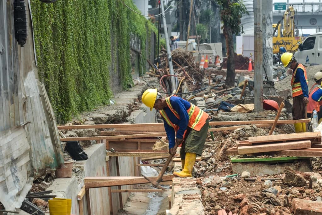 Pekerja menyelesaikan proyek revitalisasi trotoar di Jalan Gatot Subroto, Jakarta. (Sumber: Antara Foto/Fakhri Hermansyah/wsj) Pekerja menyelesaikan proyek revitalisasi trotoar di Jalan Gatot Subroto, Jakarta. (Sumber: Antara Foto/Fakhri Hermansyah/wsj)