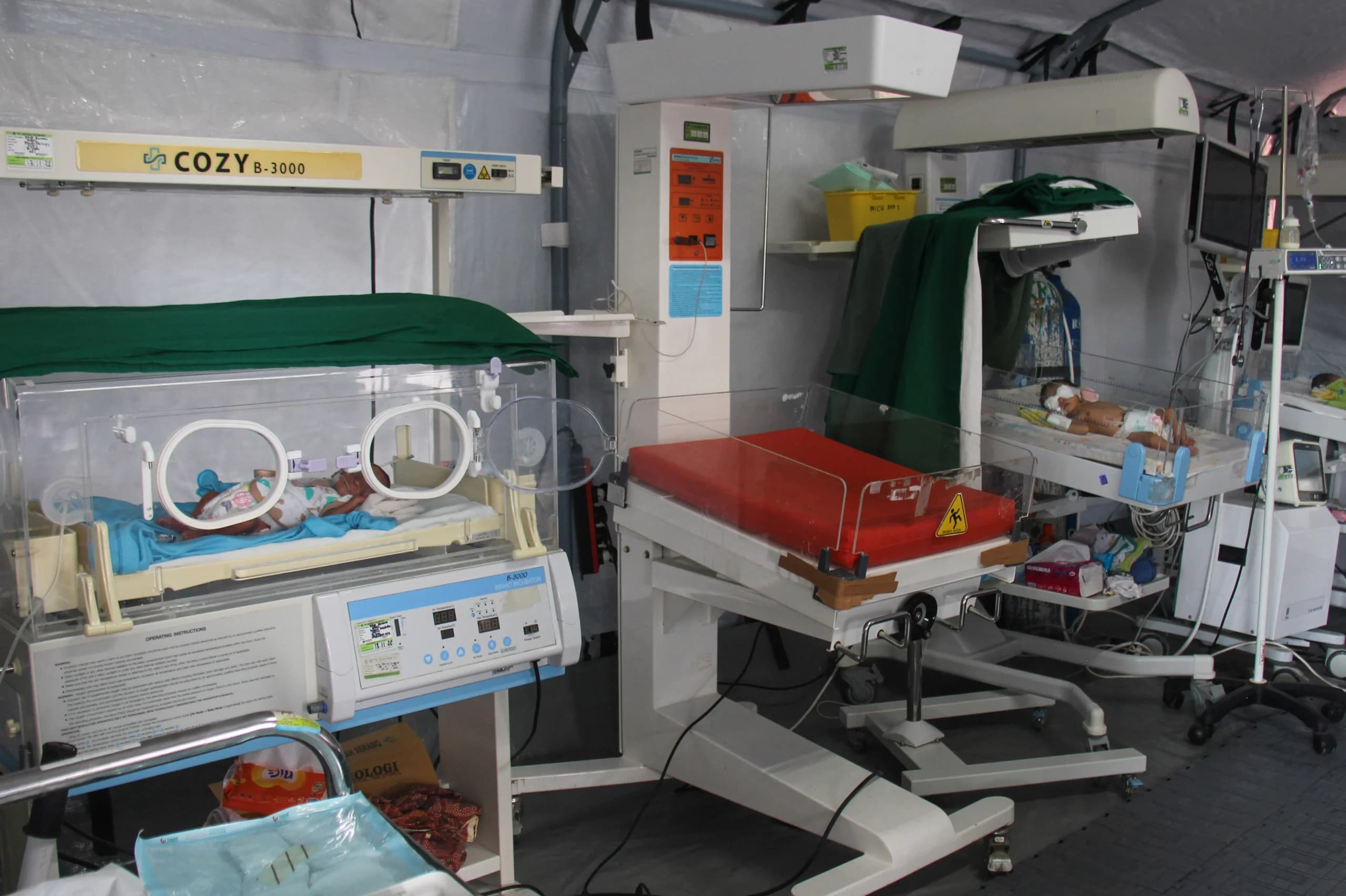 Dua bayi menjalani perawatan di dalam inkubator di tenda darurat RSUD Aeramo, Kabupaten Nagekeo, NTT, Senin (24/8/2026). Dua bayi menjalani perawatan di dalam inkubator di tenda darurat RSUD Aeramo, Kabupaten Nagekeo, NTT, Senin (24/8/2026).