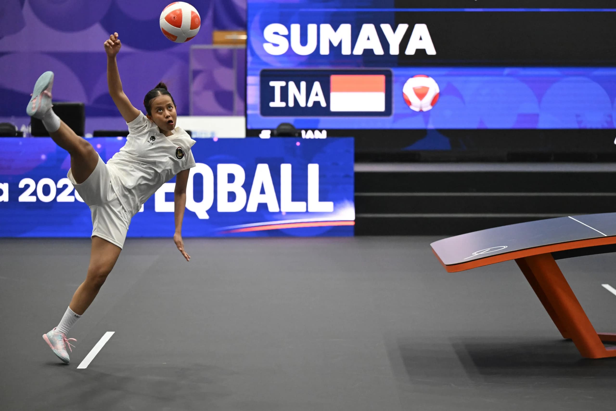 Atlet teqball putri Indonesia Sumaya melakukan servis ke arah atlet teqball putri India Quimcy Dsouza pada pertandingan semifinal tunggal putri teqball Asian Games Aichi-Nagoya 2026 di Nagoya City Higashi Sports Center, Aichi, Jepang, Sabtu (19/9/2026). Atlet teqball putri Indonesia Sumaya melakukan servis ke arah atlet teqball putri India Quimcy Dsouza pada pertandingan semifinal tunggal putri teqball Asian Games Aichi-Nagoya 2026 di Nagoya City Higashi Sports Center, Aichi, Jepang, Sabtu (19/9/2026).