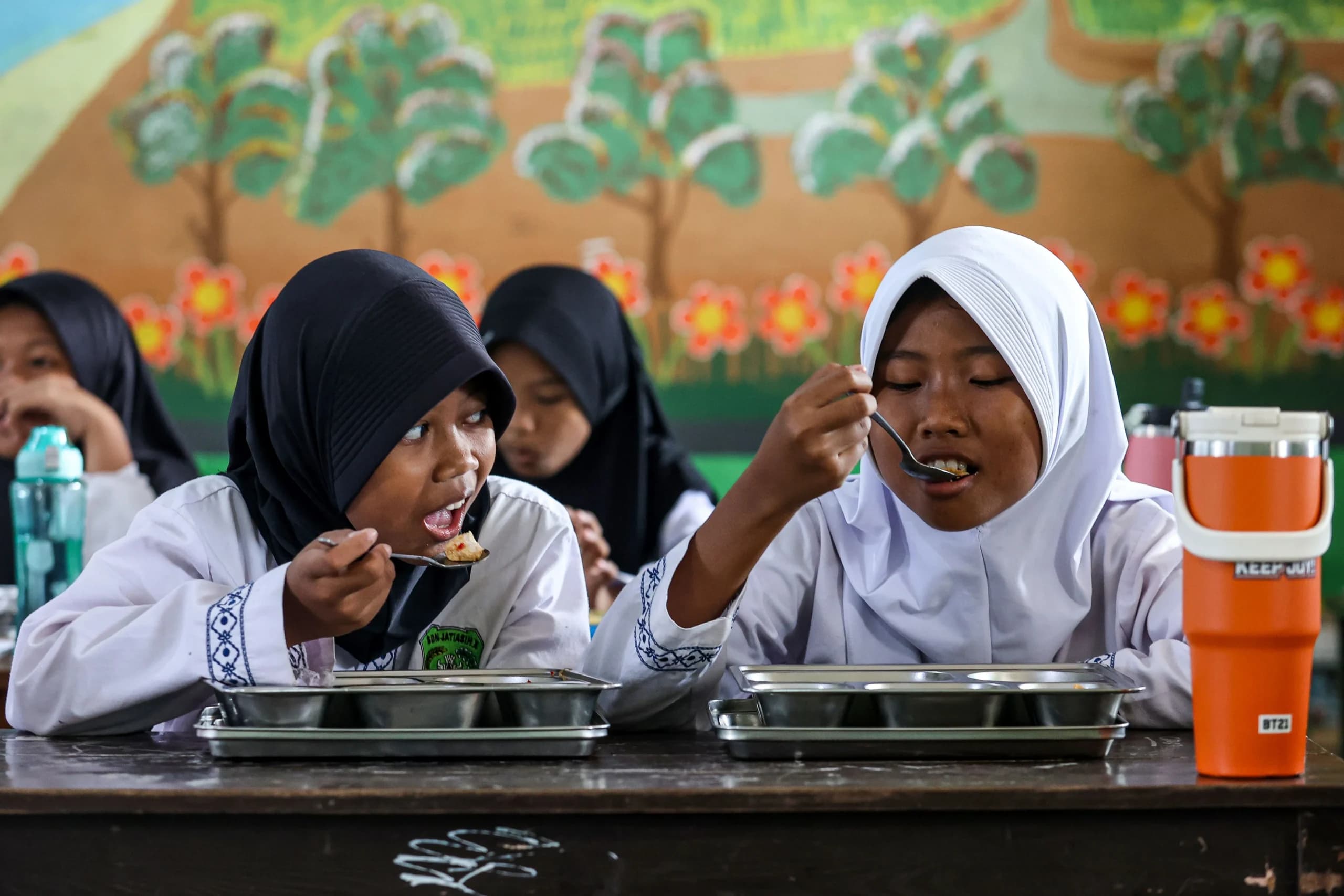 Dua siswa SDN Jati Asih X menyantap menu Makan Bergizi Gratis (MBG) di Jati Asih, Kota Bekasi, Jawa Barat, Jumat (4/9/2026). Dua siswa SDN Jati Asih X menyantap menu Makan Bergizi Gratis (MBG) di Jati Asih, Kota Bekasi, Jawa Barat, Jumat (4/9/2026).
