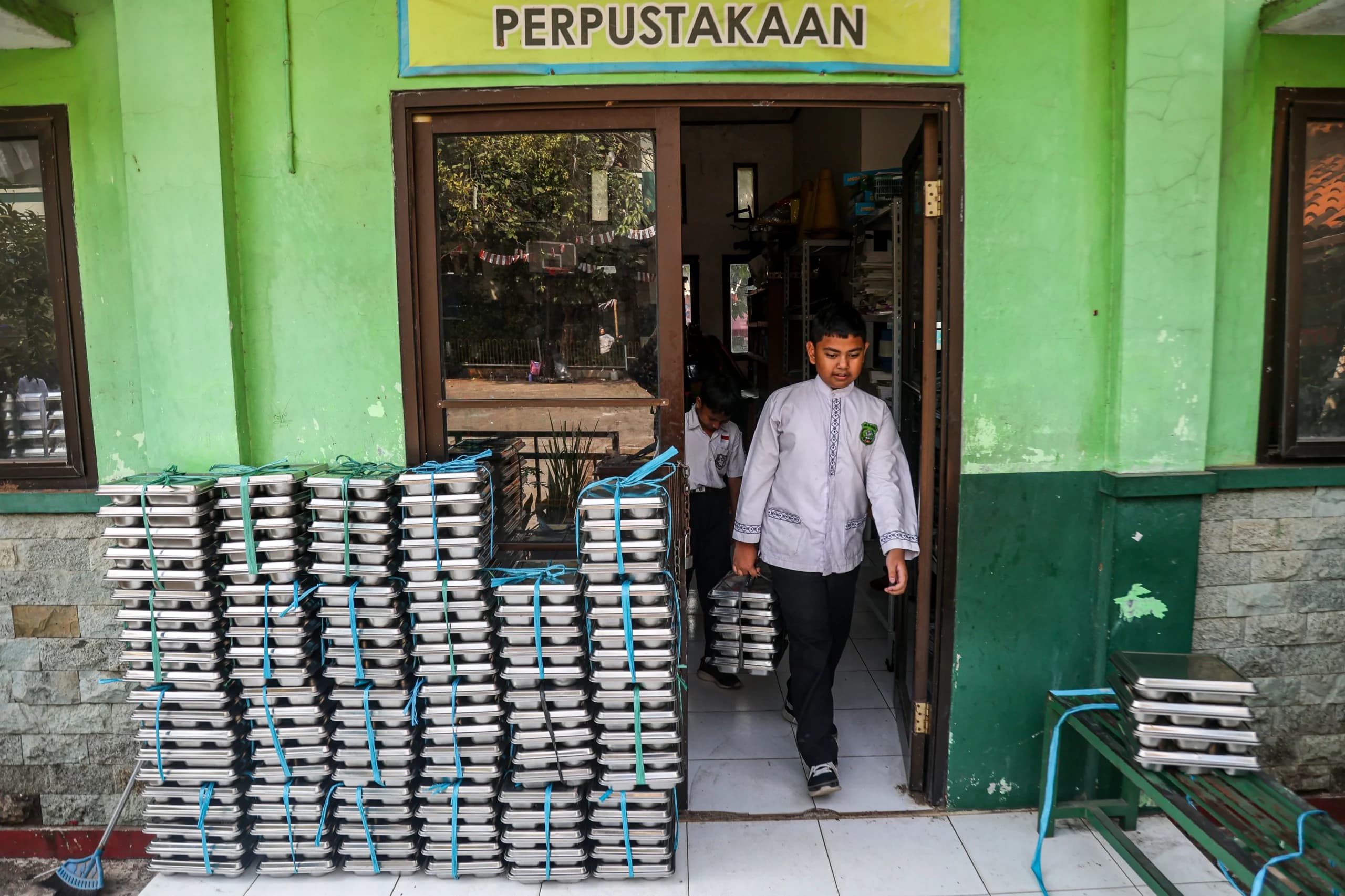 Dua siswa SDN Jati Asih X membawa paket Makan Bergizi Gratis (MBG) di Jati Asih, Kota Bekasi, Jawa Barat, Jumat (4/9/2026). Dua siswa SDN Jati Asih X membawa paket Makan Bergizi Gratis (MBG) di Jati Asih, Kota Bekasi, Jawa Barat, Jumat (4/9/2026).