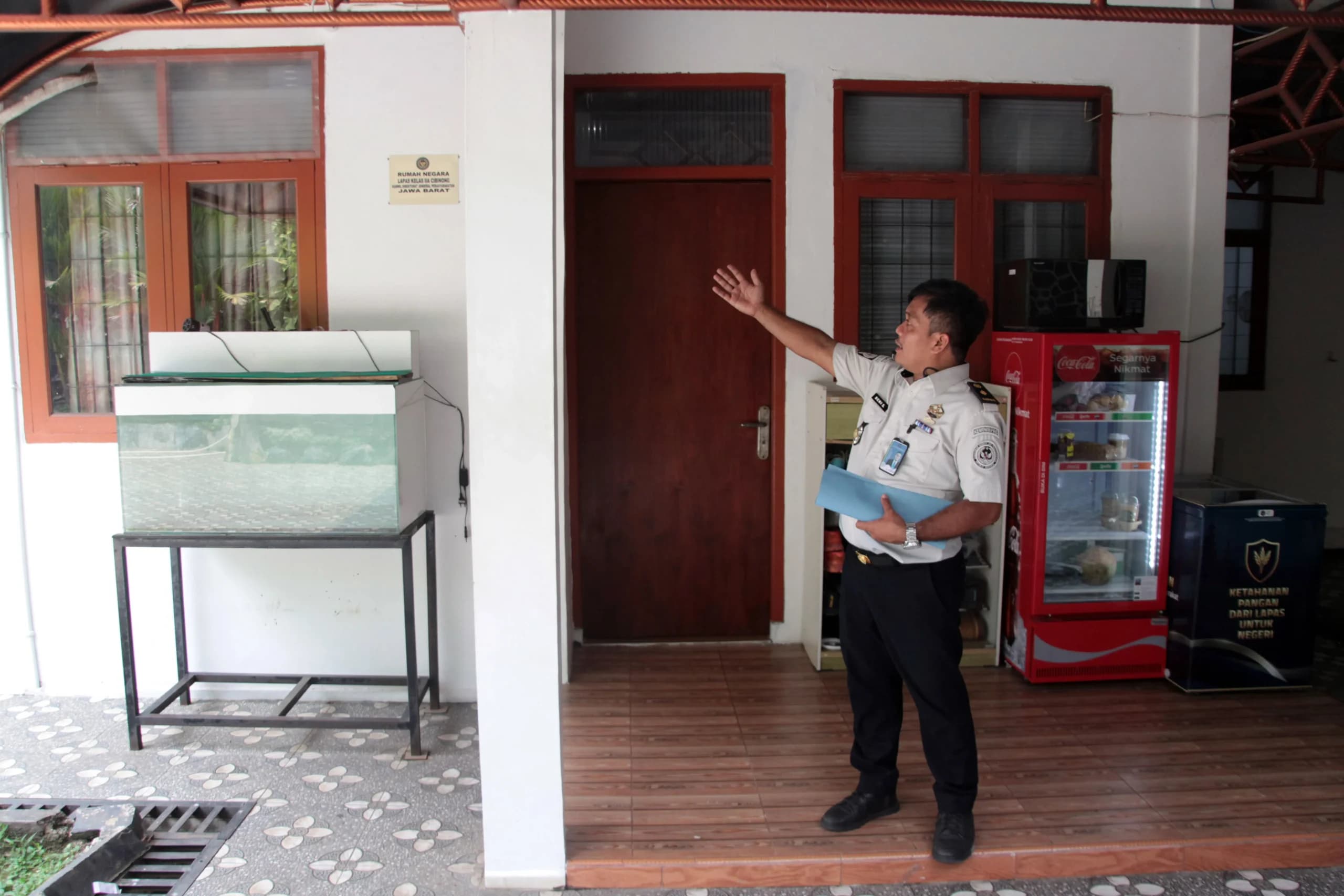 Petugas menunjukkan rumah yang sebelumnya diperiksa secara mendadak oleh Ombudsman RI di Lapas Kelas IIA Cibinong, Kabupaten Bogor, Jawa Barat, Kamis (24/9/2026). Petugas menunjukkan rumah yang sebelumnya diperiksa secara mendadak oleh Ombudsman RI di Lapas Kelas IIA Cibinong, Kabupaten Bogor, Jawa Barat, Kamis (24/9/2026).