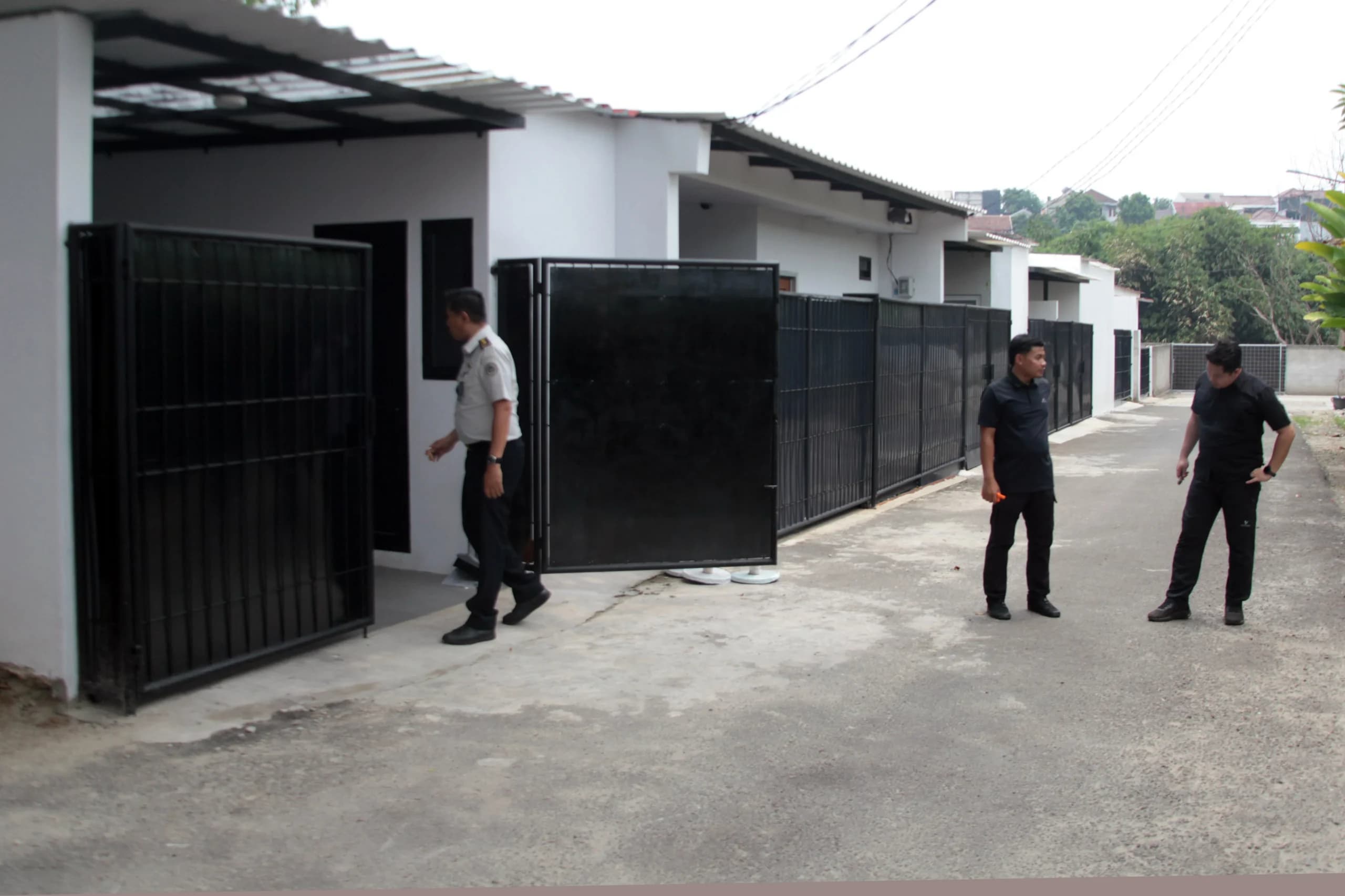 Petugas berjaga di depan rumah yang sebelumnya diperiksa secara mendadak oleh Ombudsman RI di Lapas Kelas IIA Cibinong, Kabupaten Bogor, Jawa Barat, Kamis (24/9/2026). Petugas berjaga di depan rumah yang sebelumnya diperiksa secara mendadak oleh Ombudsman RI di Lapas Kelas IIA Cibinong, Kabupaten Bogor, Jawa Barat, Kamis (24/9/2026).