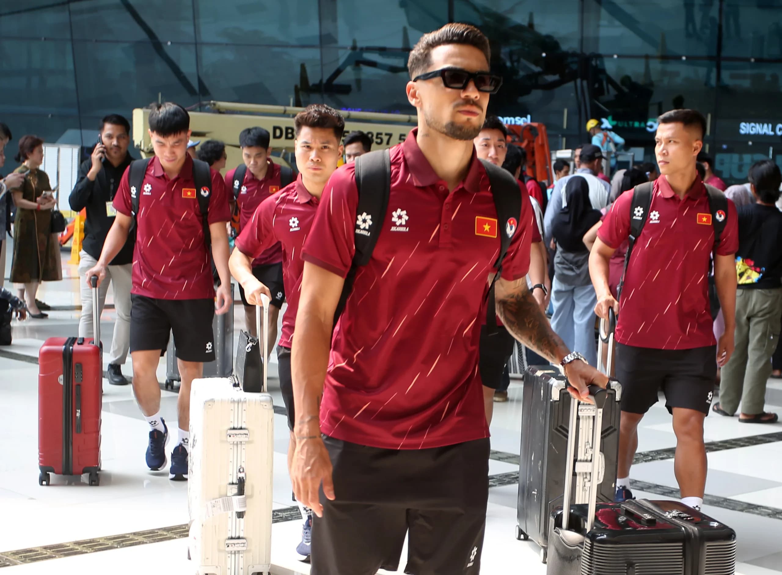 Sejumlah pesepak bola Tim Nasional Vietnam berjalan menuju bus setibanya dari Vietnam di Terminal 3 Bandara Soekarno-Hatta, Tangerang, Banten, Rabu (23/9/2026). Sejumlah pesepak bola Tim Nasional Vietnam berjalan menuju bus setibanya dari Vietnam di Terminal 3 Bandara Soekarno-Hatta, Tangerang, Banten, Rabu (23/9/2026).