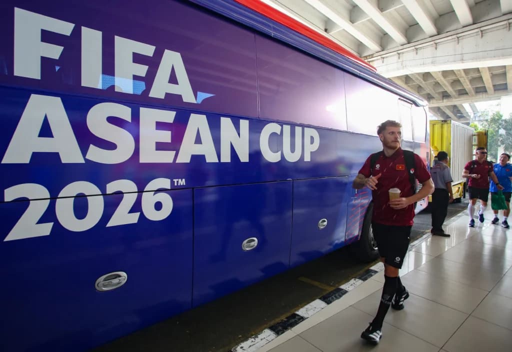 Sejumlah pesepak bola Tim Nasional Vietnam berjalan menuju bus setibanya dari Vietnam di Terminal 3 Bandara Soekarno-Hatta, Tangerang, Banten. (Sumber: Antara Foto/Muhammad Iqbal/kye) Sejumlah pesepak bola Tim Nasional Vietnam berjalan menuju bus setibanya dari Vietnam di Terminal 3 Bandara Soekarno-Hatta, Tangerang, Banten. (Sumber: Antara Foto/Muhammad Iqbal/kye)