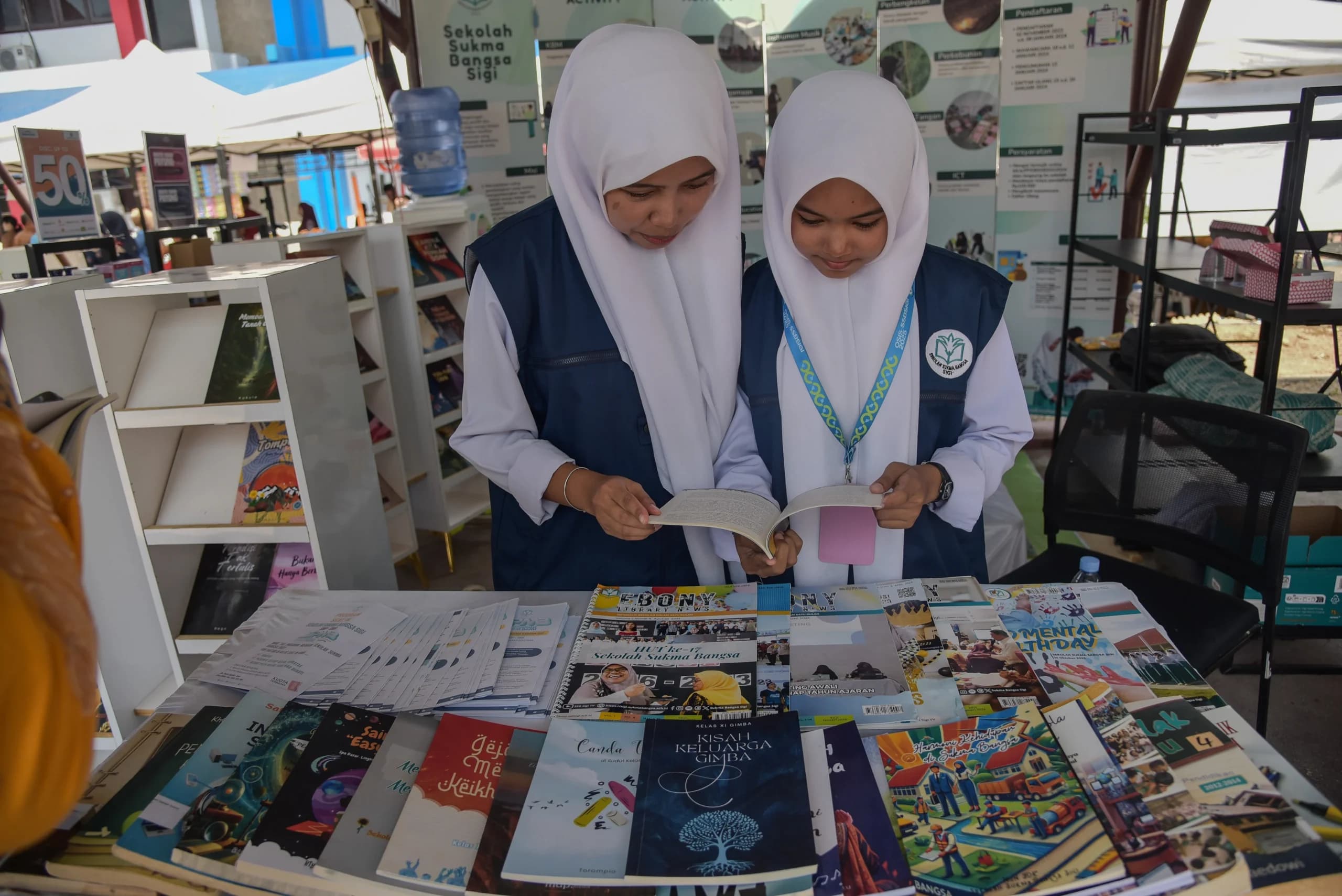 Pelajar membaca buku di lapak baca Sekolah Sukma Bangsa, Palu, Sulawesi Tengah, Selasa (15/9/2026). Pelajar membaca buku di lapak baca Sekolah Sukma Bangsa, Palu, Sulawesi Tengah, Selasa (15/9/2026).
