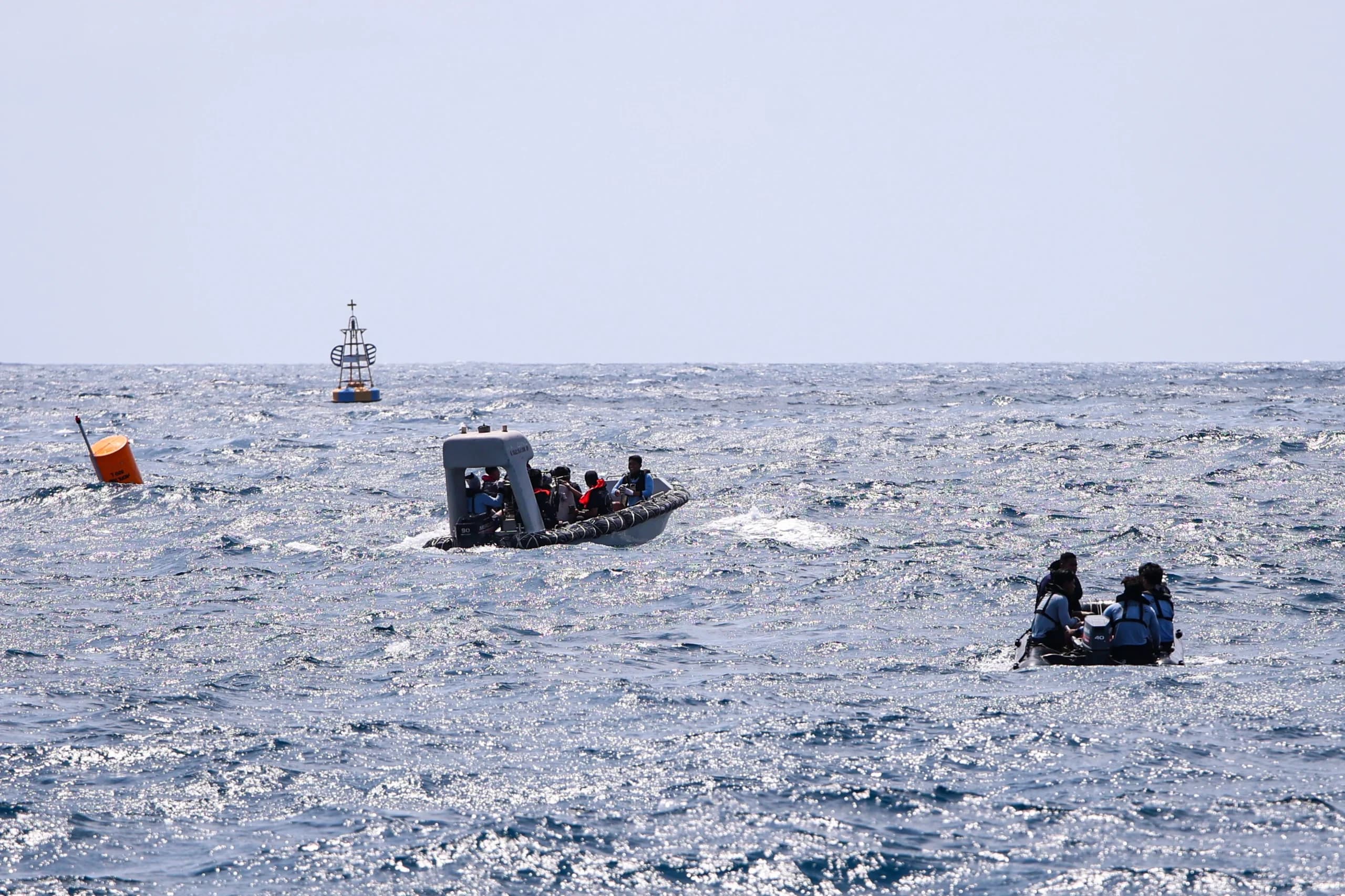 Prajurit TNI AL berada di perahu karet dan RHIB saat operasi SAR KM Virgo Transport 8 di perairan Masalembo, Laut Jawa, Prajurit TNI AL berada di perahu karet dan RHIB saat operasi SAR KM Virgo Transport 8 di perairan Masalembo, Laut Jawa,