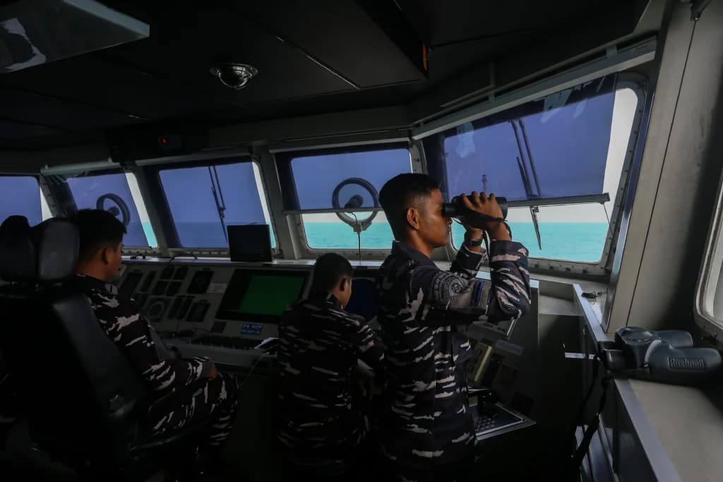 Prajurit TNI AL awak KRI Kerambit-627 melakukan operasi pencarian kapal cepat yang hilang kontak di Perairan Selat Sunda, Kabupaten Lampung Selatan, Lampung. (Sumber: Antara Foto/Angga Budhiyanto/wsj) Prajurit TNI AL awak KRI Kerambit-627 melakukan operasi pencarian kapal cepat yang hilang kontak di Perairan Selat Sunda, Kabupaten Lampung Selatan, Lampung. (Sumber: Antara Foto/Angga Budhiyanto/wsj)