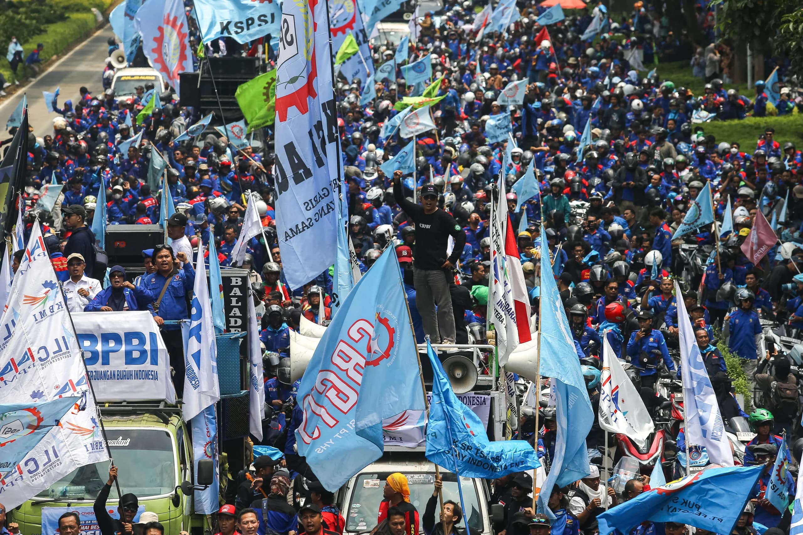 Massa buruh melakukan long march saat aksi unjuk rasa, di Jalan Jenderal Sudirman, Jakarta, Kamis (24/9/2026). Massa buruh melakukan long march saat aksi unjuk rasa, di Jalan Jenderal Sudirman, Jakarta, Kamis (24/9/2026).