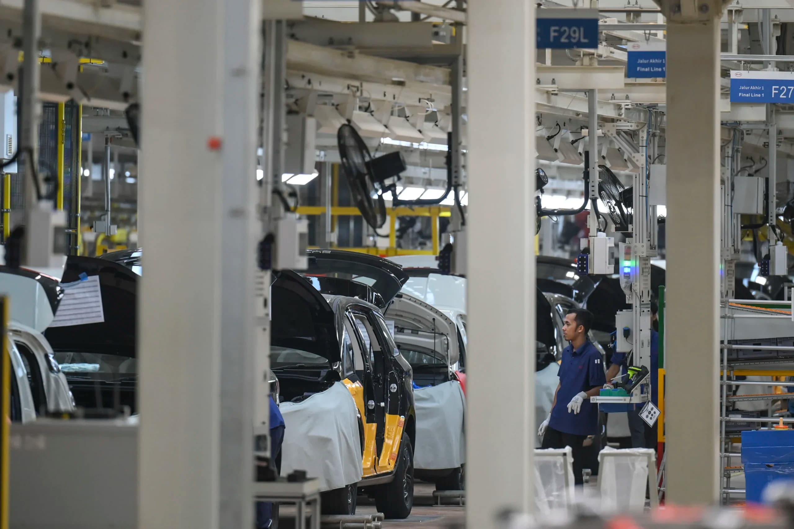 Pekerja menyelesaikan proses perakitan mobil listrik di fasilitas produksi BYD di Subang, Jawa Barat Pekerja menyelesaikan proses perakitan mobil listrik di fasilitas produksi BYD di Subang, Jawa Barat
