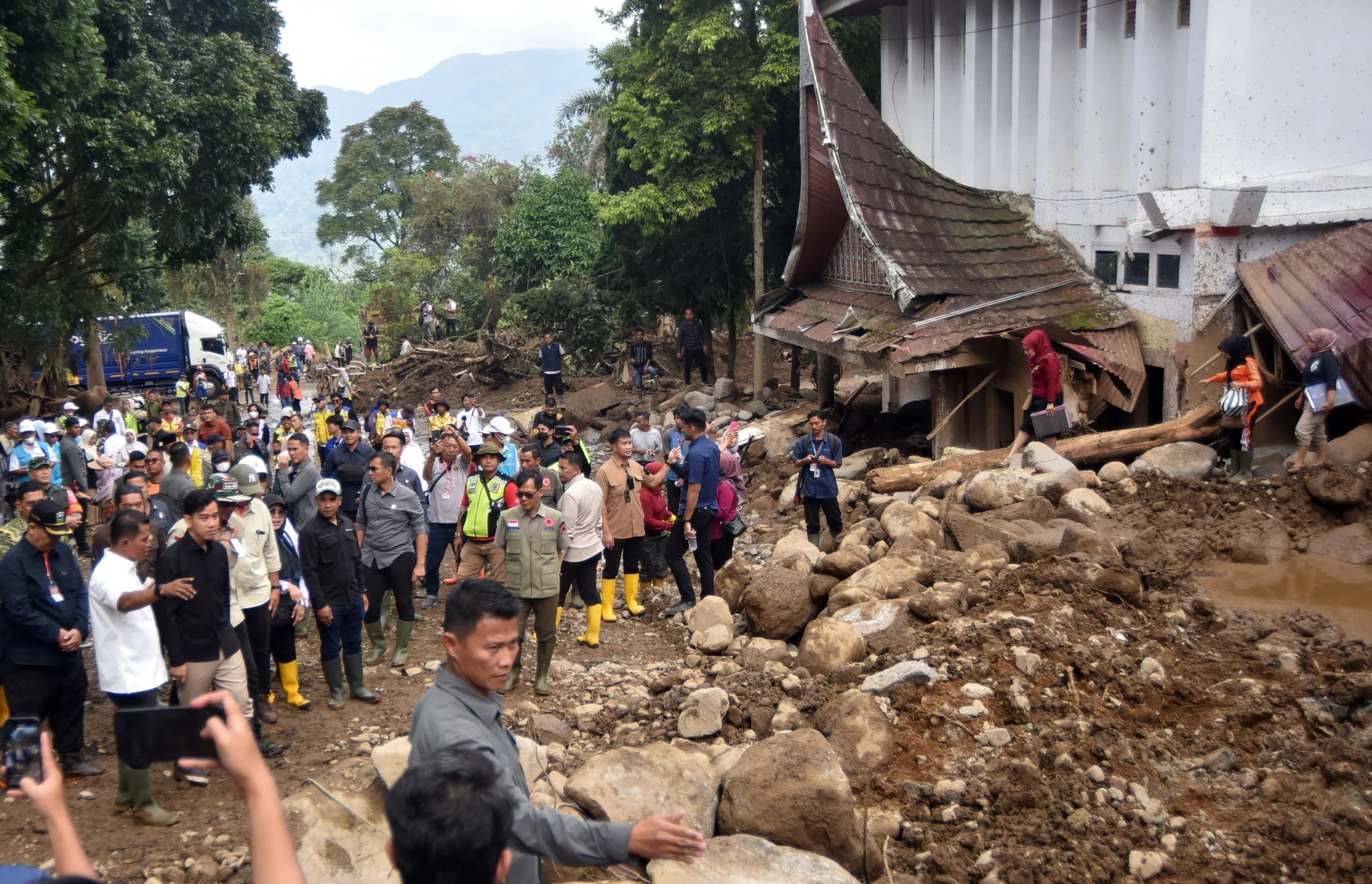 Wakil Presiden Gibran Rakabuming Raka (ketiga kiri) didampingi Bupati Solok John Pandu (kedua kiri) meninjau infrastruktur dan fasilitas publik yang terdampak banjir bandang di Arosuka, Solok, Sumatera Barat, Jumat (25/9/2026). Wakil Presiden Gibran Rakabuming Raka (ketiga kiri) didampingi Bupati Solok John Pandu (kedua kiri) meninjau infrastruktur dan fasilitas publik yang terdampak banjir bandang di Arosuka, Solok, Sumatera Barat, Jumat (25/9/2026).