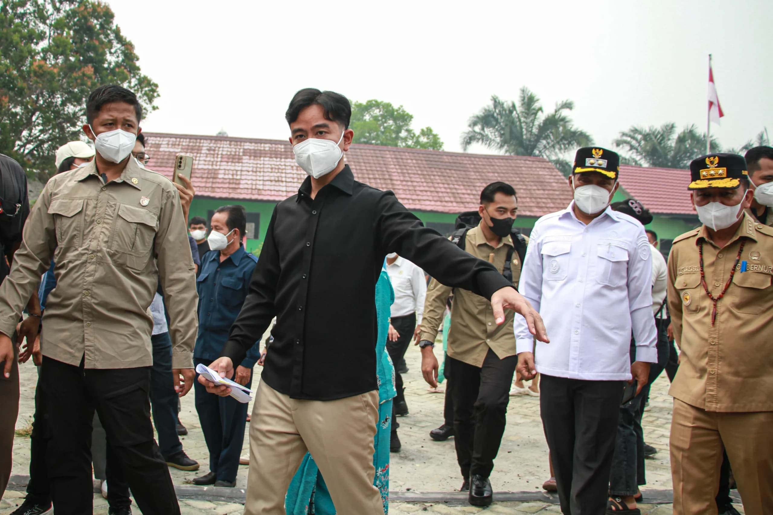 Wakil Presiden Gibran Rakabuming Raka (tengah) didampingi Gubernur Kalteng Agustiar Sabran (kanan), dan Wakil Wali Kota Palangka Raya Achmad Zaini (kedua kanan) meninjau SDN 2 Petuk Katimpun di Palangka Raya, Kalimantan Tengah, Kamis (10/9/2029). Wakil Presiden Gibran Rakabuming Raka (tengah) didampingi Gubernur Kalteng Agustiar Sabran (kanan), dan Wakil Wali Kota Palangka Raya Achmad Zaini (kedua kanan) meninjau SDN 2 Petuk Katimpun di Palangka Raya, Kalimantan Tengah, Kamis (10/9/2029).