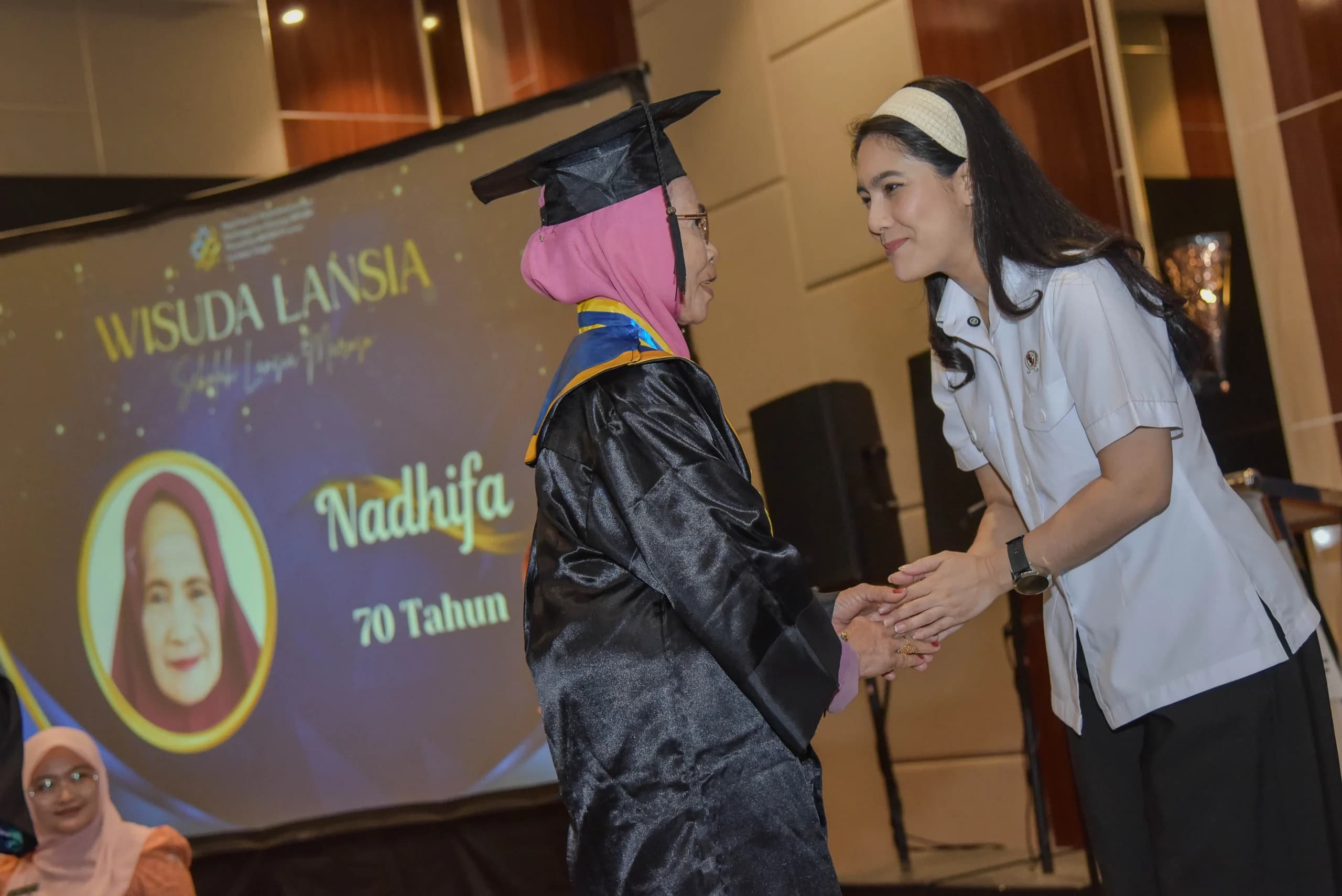 Wakil Menteri Kependudukan dan Pembangunan Keluarga (Wamendukbangga)/Wakil Kepala BKKBN, Ratu Ayu Isyana Bagoes Oka (kanan) menyalami peserta saat mewisuda lansia di Palu, Sulawesi Tengah, Selasa (29/9/2026). Wakil Menteri Kependudukan dan Pembangunan Keluarga (Wamendukbangga)/Wakil Kepala BKKBN, Ratu Ayu Isyana Bagoes Oka (kanan) menyalami peserta saat mewisuda lansia di Palu, Sulawesi Tengah, Selasa (29/9/2026).