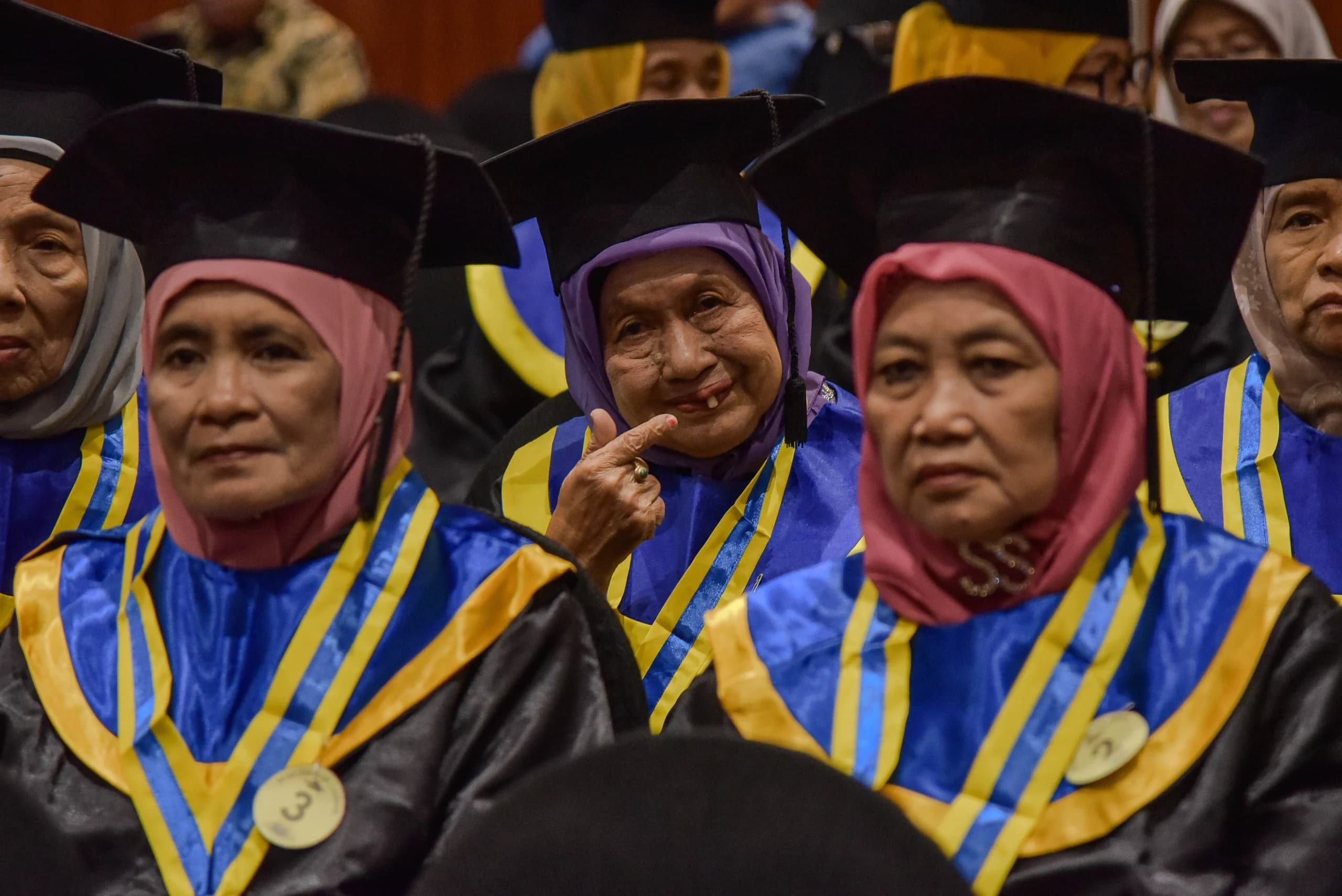 Peserta sekolah lansia bersiap mengikuti prosesi wisuda di Palu, Sulawesi Tengah, Selasa (29/9/2026). Peserta sekolah lansia bersiap mengikuti prosesi wisuda di Palu, Sulawesi Tengah, Selasa (29/9/2026).