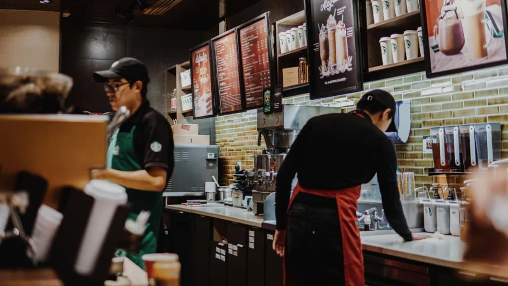 Barista di gerai starbuck. (Sumber: Unsplash/ Asael Peña) Barista di gerai starbuck. (Sumber: Unsplash/ Asael Peña)