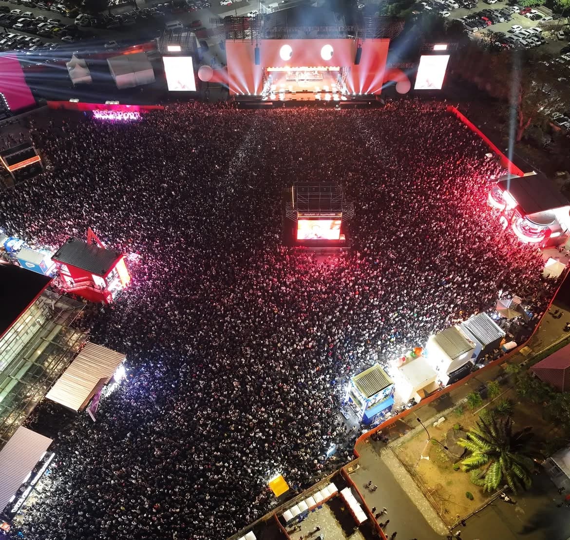 Penampakan konser Pestapora di kawasan JIExpo Kemayoran. Penampakan konser Pestapora di kawasan JIExpo Kemayoran.
