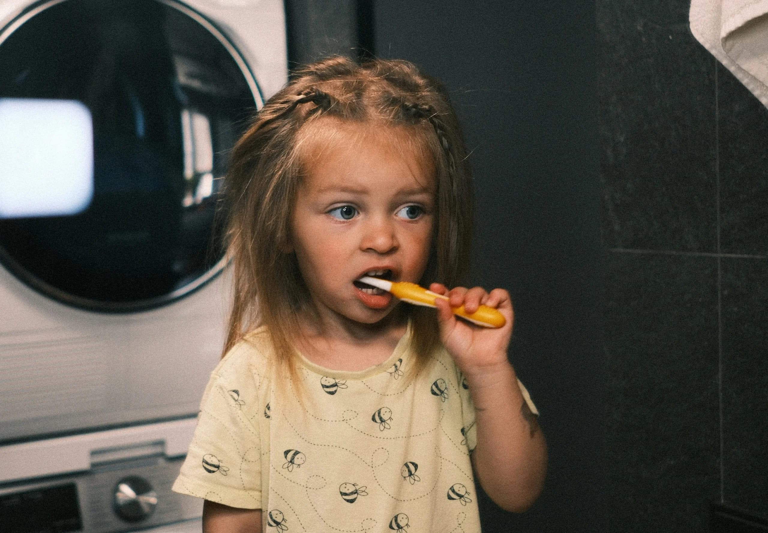 Ilustrasi menyikat gigi (Foto: Unsplash/Vitalii Khodzinskyi). Ilustrasi menyikat gigi (Foto: Unsplash/Vitalii Khodzinskyi).