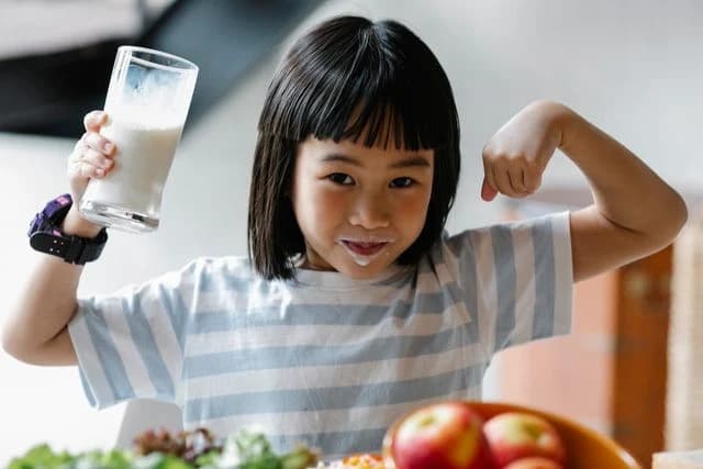 Ilustrasi seorang anak minum susu Ilustrasi seorang anak minum susu