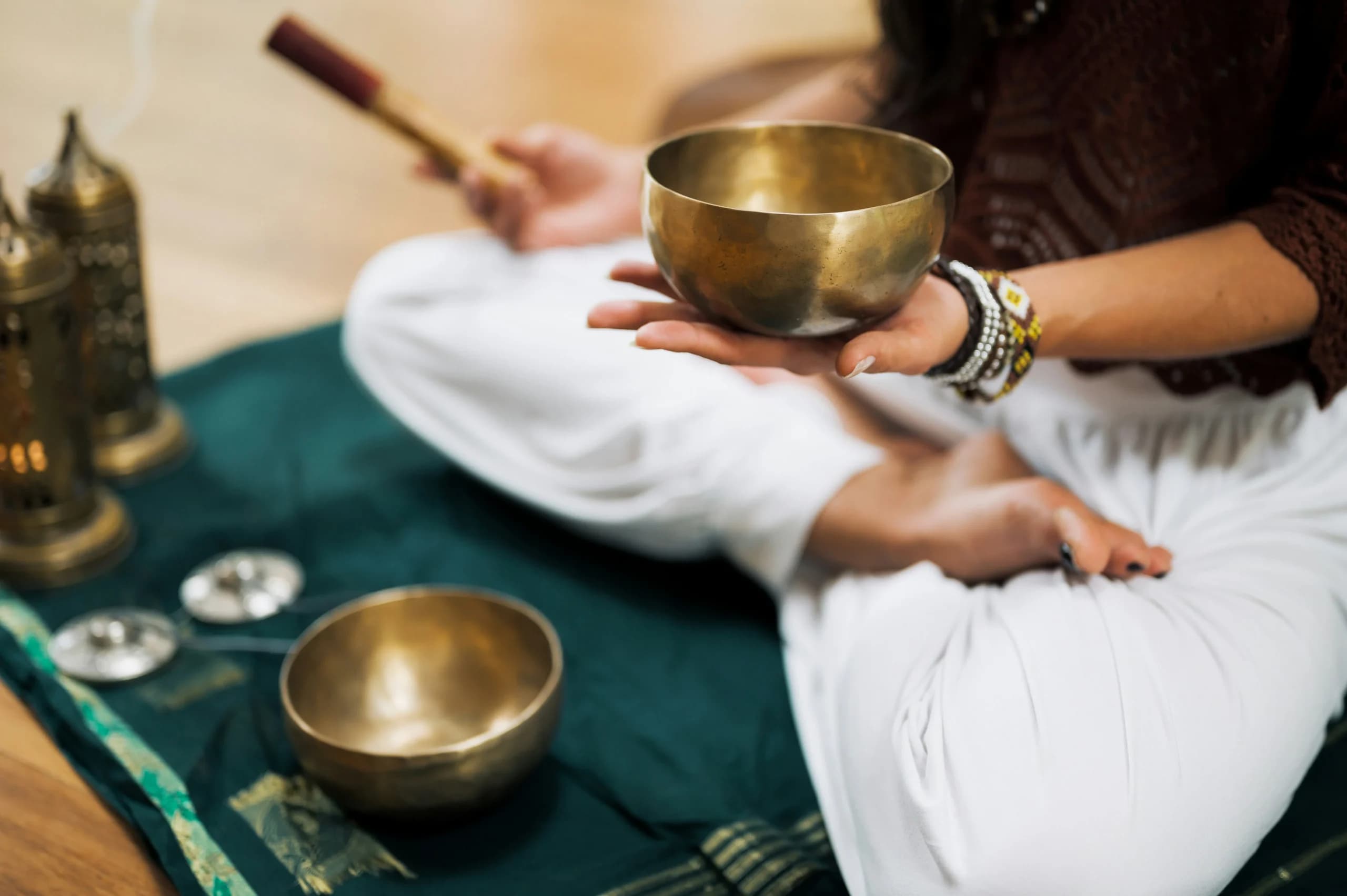 Ilustrasi peralatan sound bath. Ilustrasi peralatan sound bath.