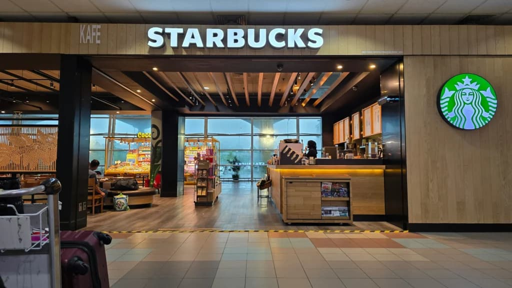 Gerai Starbuck. (Sumber: Unsplash/ Zeq Qayong) Gerai Starbuck. (Sumber: Unsplash/ Zeq Qayong)