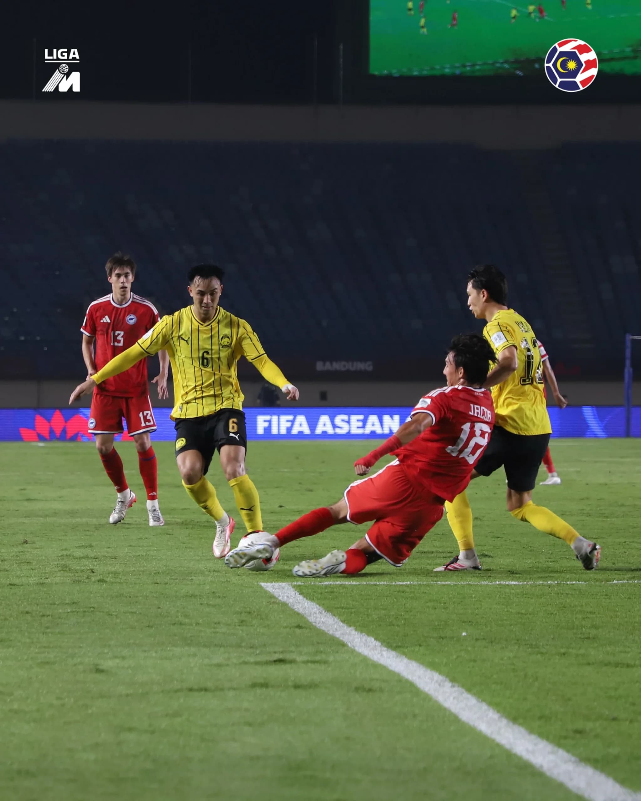 Pemain Malaysia dan Singapura Berebut Bola. Pemain Malaysia dan Singapura Berebut Bola.