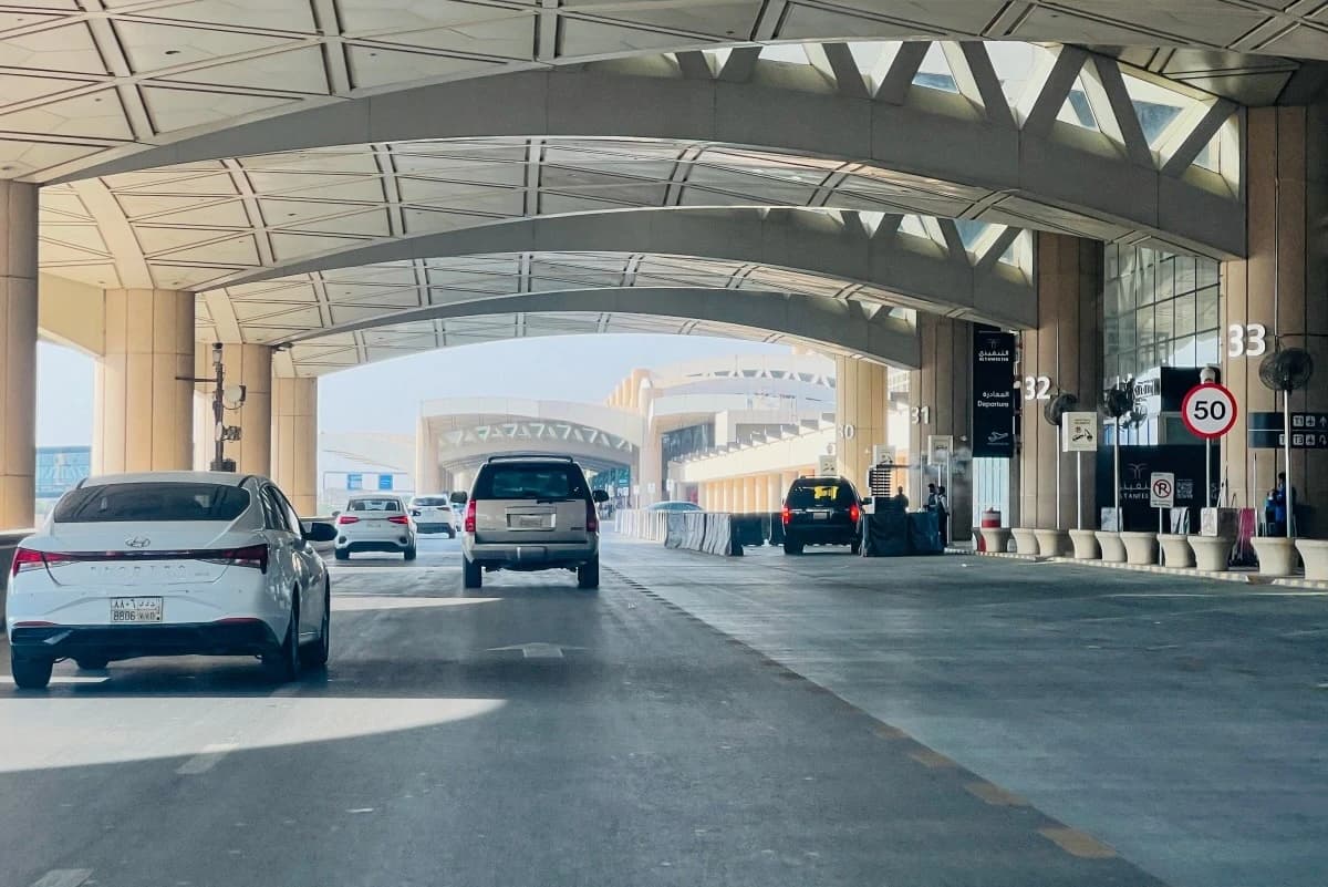 Mobil-mobil melintas di depan gerbang Bandara Internasional King Khalid di Riyadh, September 2026. Mobil-mobil melintas di depan gerbang Bandara Internasional King Khalid di Riyadh, September 2026.