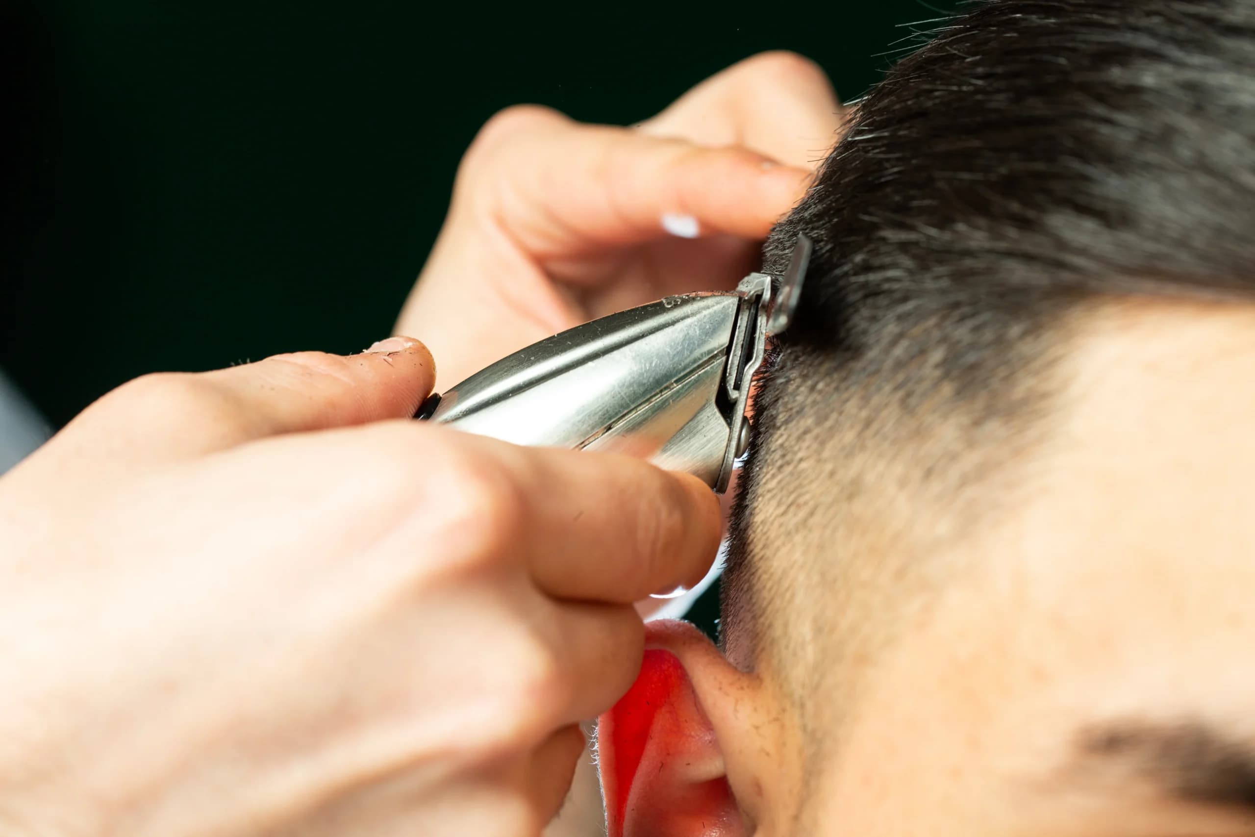 Ilustrasi potong rambut. Ilustrasi potong rambut.