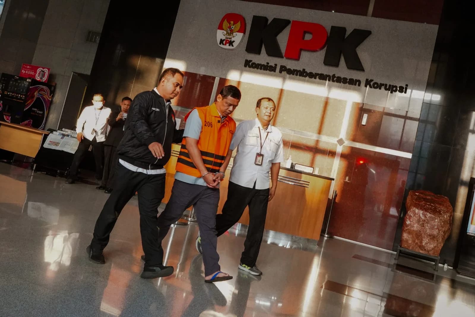 Adik kepala BNPB Letjen TNI Suharyanto, Bima Setiawan memakai rompi tahanan KPK nomor 206 digiring ke mobil tahanan. (Sumber: Dok. KPK) Adik kepala BNPB Letjen TNI Suharyanto, Bima Setiawan memakai rompi tahanan KPK nomor 206 digiring ke mobil tahanan. (Sumber: Dok. KPK)