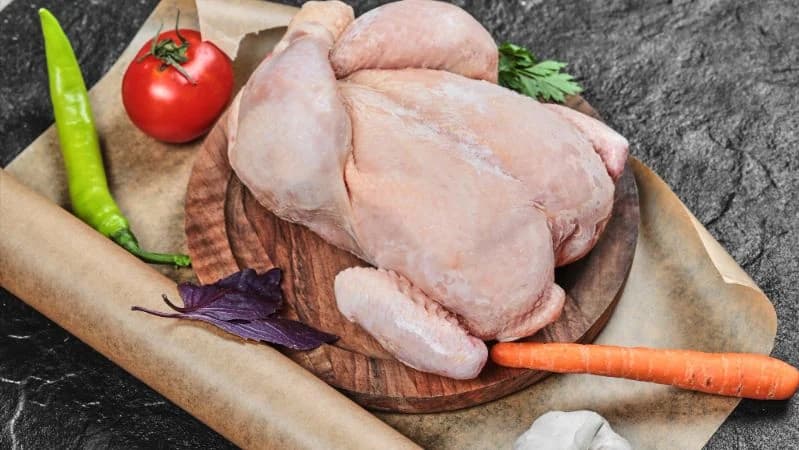 Ilustrasi ayam broiler yang mau dimasak. Ilustrasi ayam broiler yang mau dimasak.