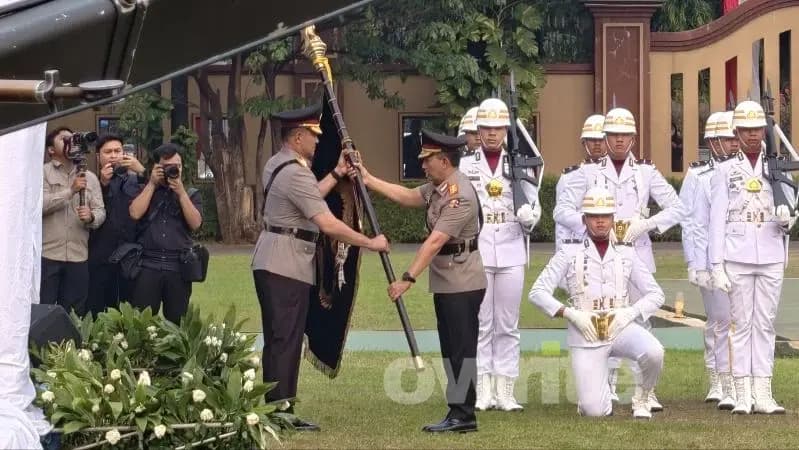 Jenderal Suyudi Ario Seto resmi pegang komando kepemimpinan Polri usai terima Panji-Panji Kepolisian dan tongkat komando dari Jenderal Listyo Sigit Prabowo. Jenderal Suyudi Ario Seto resmi pegang komando kepemimpinan Polri usai terima Panji-Panji Kepolisian dan tongkat komando dari Jenderal Listyo Sigit Prabowo.