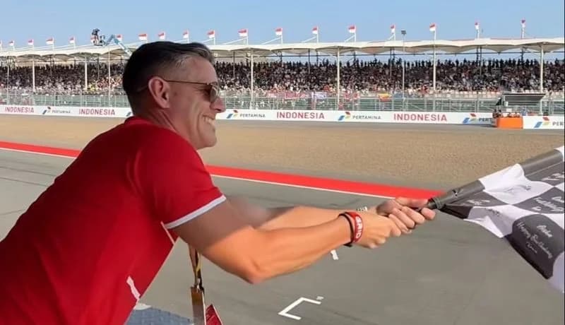 Pelatih Timnas John Herdman mengibarkan bendera finis ajang MotoGP Mandalika. Pelatih Timnas John Herdman mengibarkan bendera finis ajang MotoGP Mandalika.