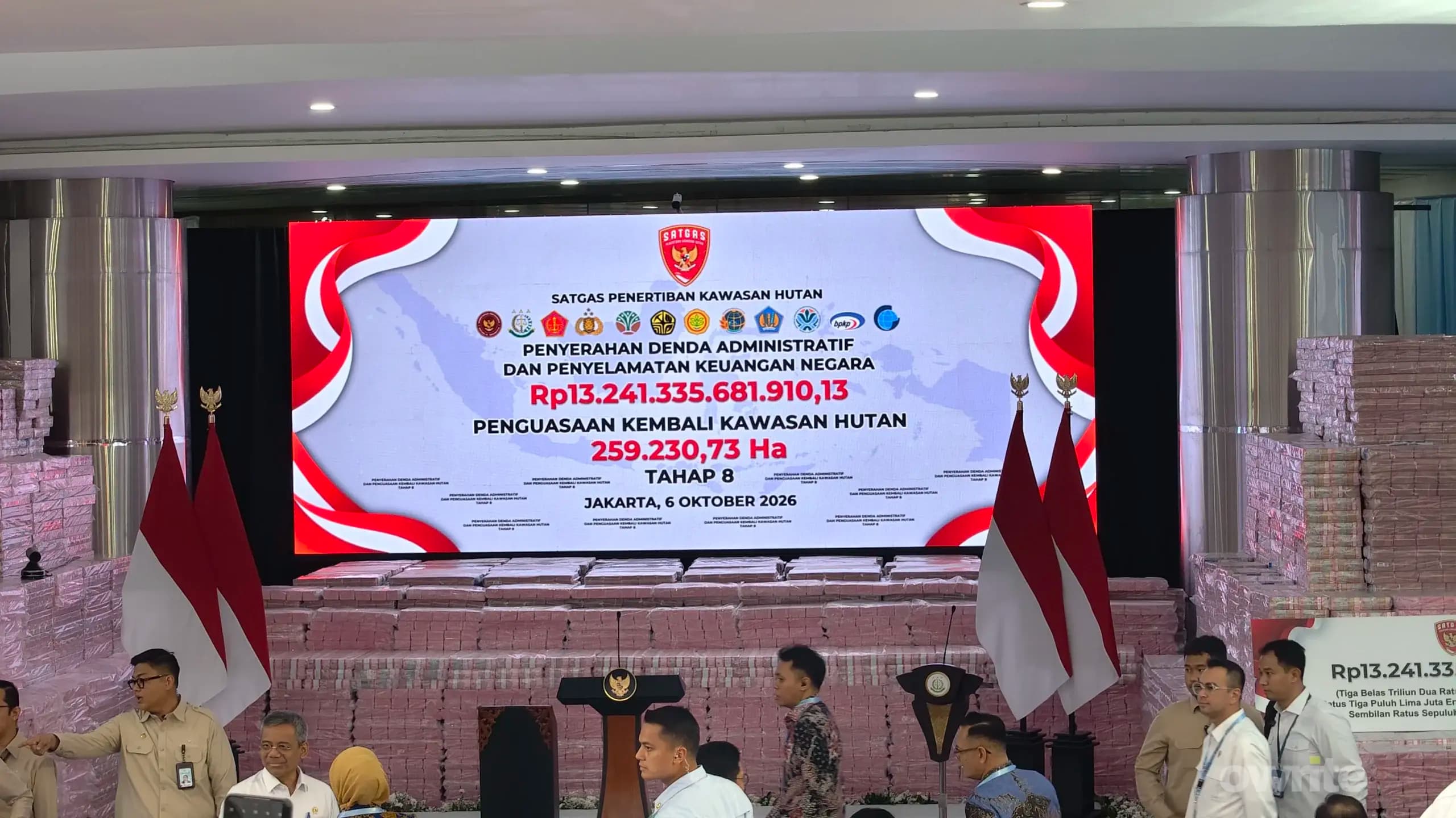 Kejagung dan Satgas PKH pamerkan hasil penguasaan lahan dan denda administratif senilai Rp13 triliun di Gedung Bundar, Jakarta, 6 Oktober 2026. Kejagung dan Satgas PKH pamerkan hasil penguasaan lahan dan denda administratif senilai Rp13 triliun di Gedung Bundar, Jakarta, 6 Oktober 2026.