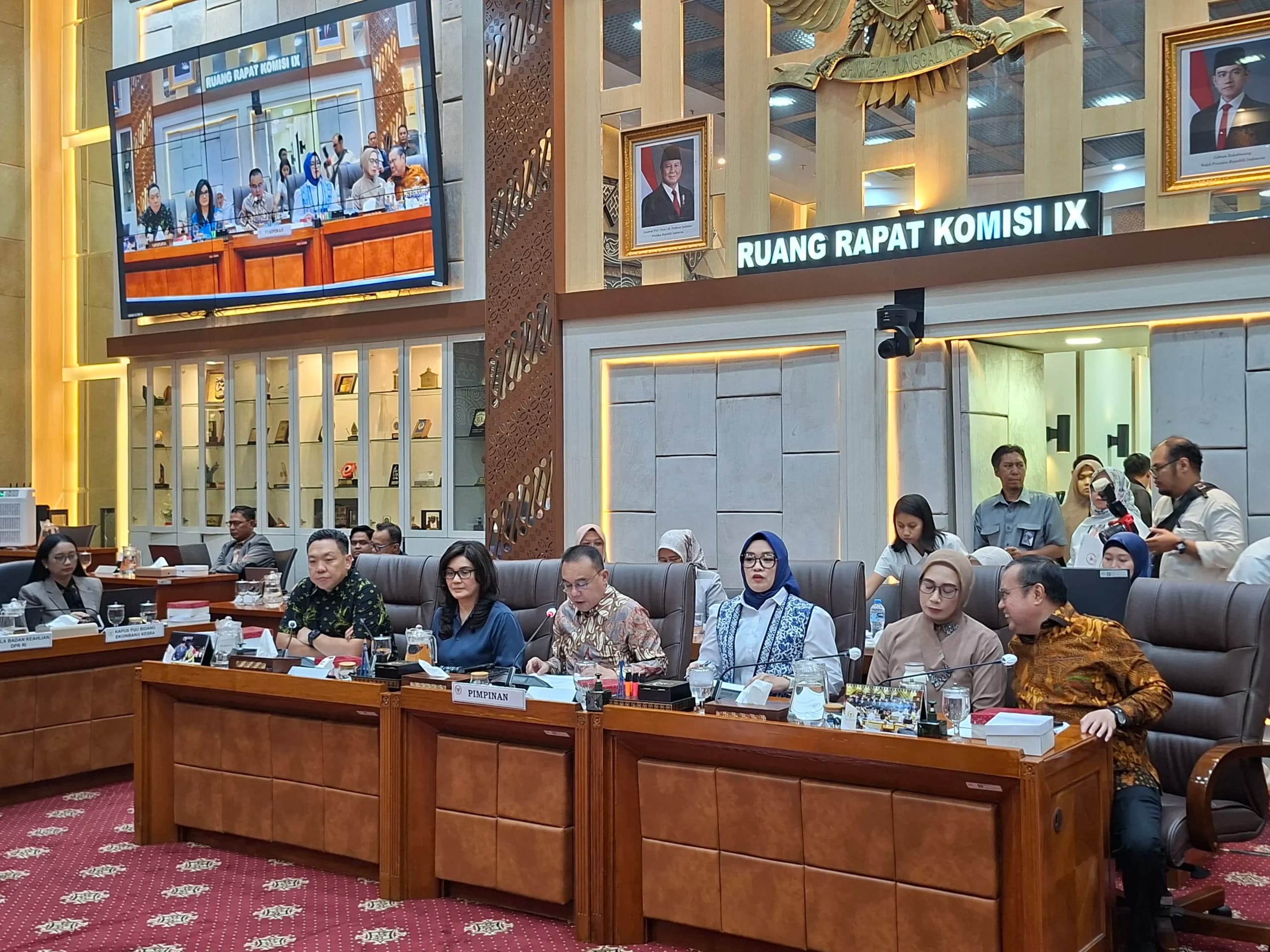 Rapat tersebut menjadi tahapan setelah penyusunan dan pembahasan RUU Pelindungan Ketenagakerjaan selesai, sebelum dibawa ke rapat paripurna. Rapat tersebut menjadi tahapan setelah penyusunan dan pembahasan RUU Pelindungan Ketenagakerjaan selesai, sebelum dibawa ke rapat paripurna.