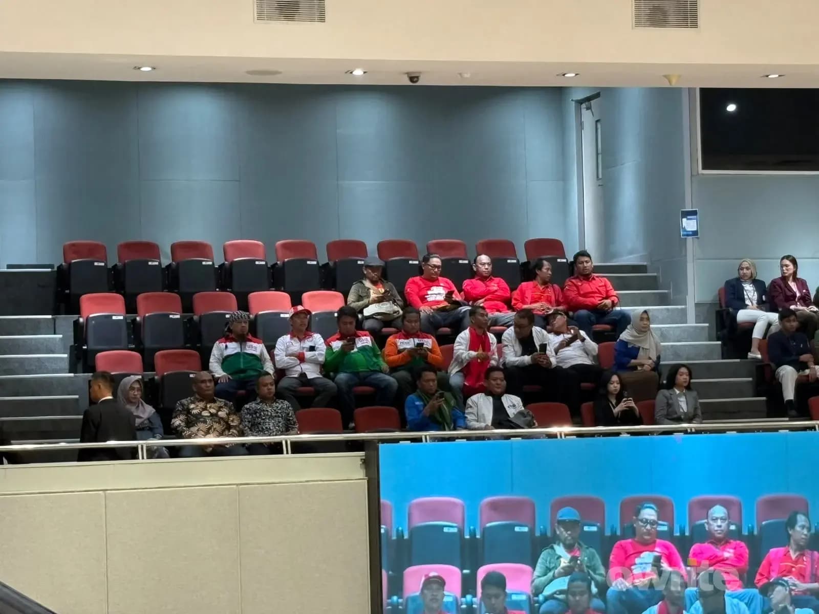 Suasana ruang paripurna langsung diwarnai sorak-sorai dan tepuk tangan perwakilan buruh. (Sumber: Owrite/Rika Pangesti) Suasana ruang paripurna langsung diwarnai sorak-sorai dan tepuk tangan perwakilan buruh. (Sumber: Owrite/Rika Pangesti)