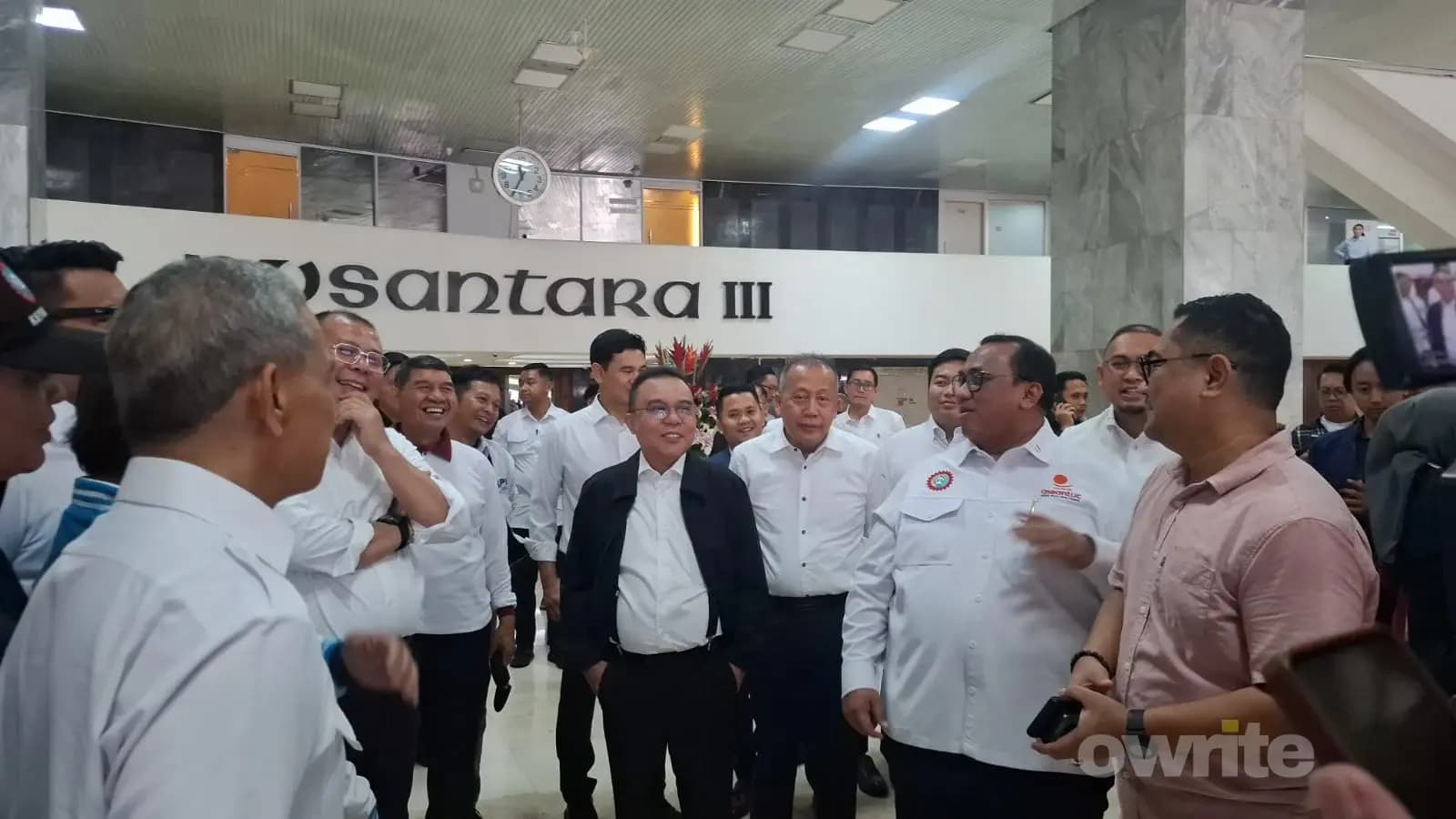 Wakil Ketua DPR RI, Sufmi Dasco Ahmad turun menemui massa setelah rapat paripurna berakhir. (Sumber: Owrite/Rika Pangesti) Wakil Ketua DPR RI, Sufmi Dasco Ahmad turun menemui massa setelah rapat paripurna berakhir. (Sumber: Owrite/Rika Pangesti)
