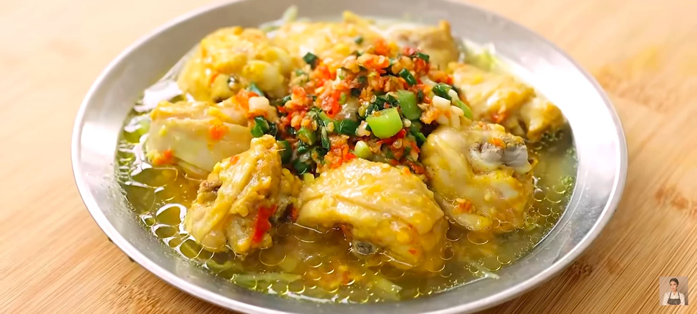 Ayam Kukus Pedas. (Sumber: YouTube Devina Hermawan) Ayam Kukus Pedas. (Sumber: YouTube Devina Hermawan)