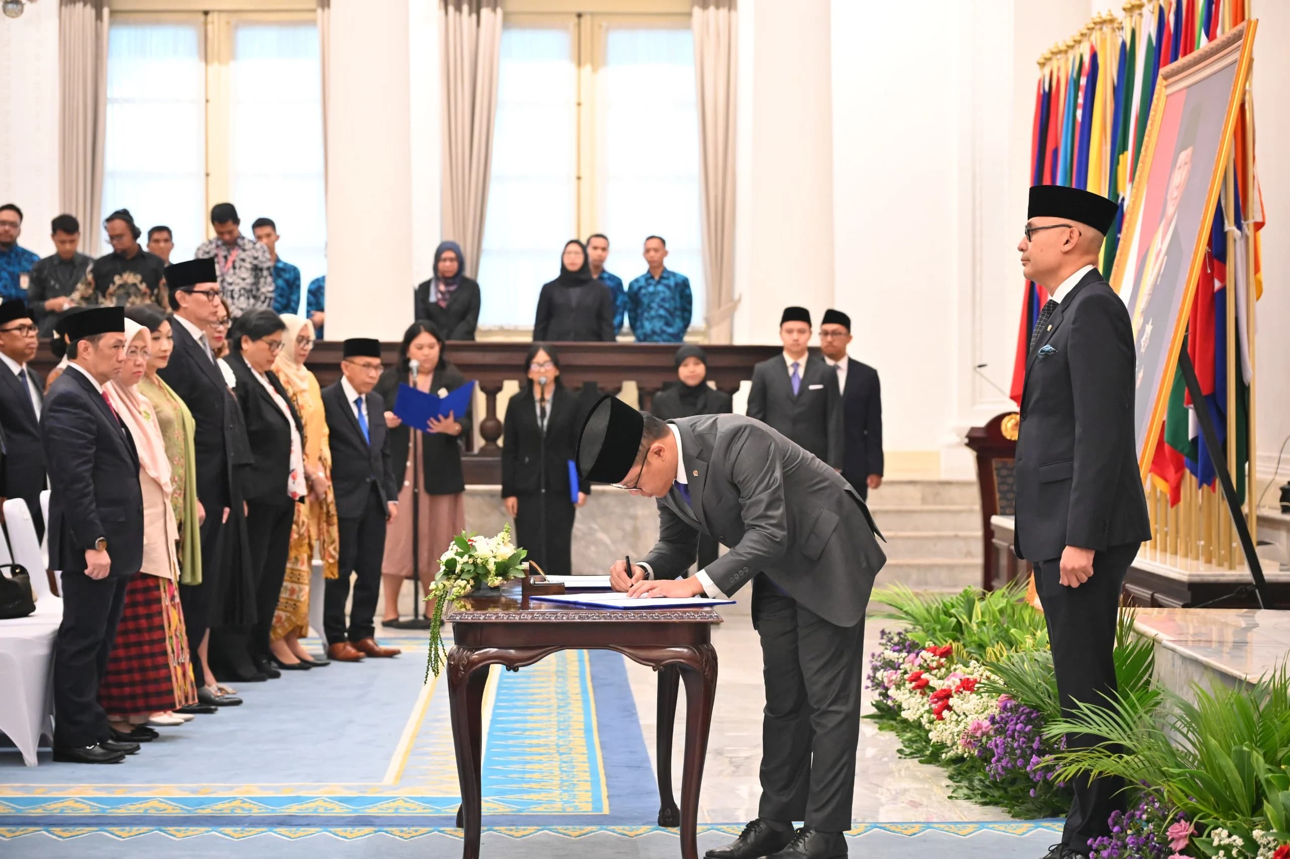Prosesi Serah Terima Jabatan Menlu dari Sugiono ke Tata. (Sumber: Kemlu RI) Prosesi Serah Terima Jabatan Menlu dari Sugiono ke Tata. (Sumber: Kemlu RI)