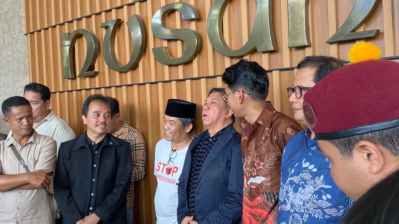Perwakilan AKSI usai bertemu Frais PKB di Gedung DPR RI untuk mengusulkan pembentukan hak angket kasus ijazah Gibran Rakabuming Raka. Perwakilan AKSI usai bertemu Frais PKB di Gedung DPR RI untuk mengusulkan pembentukan hak angket kasus ijazah Gibran Rakabuming Raka.