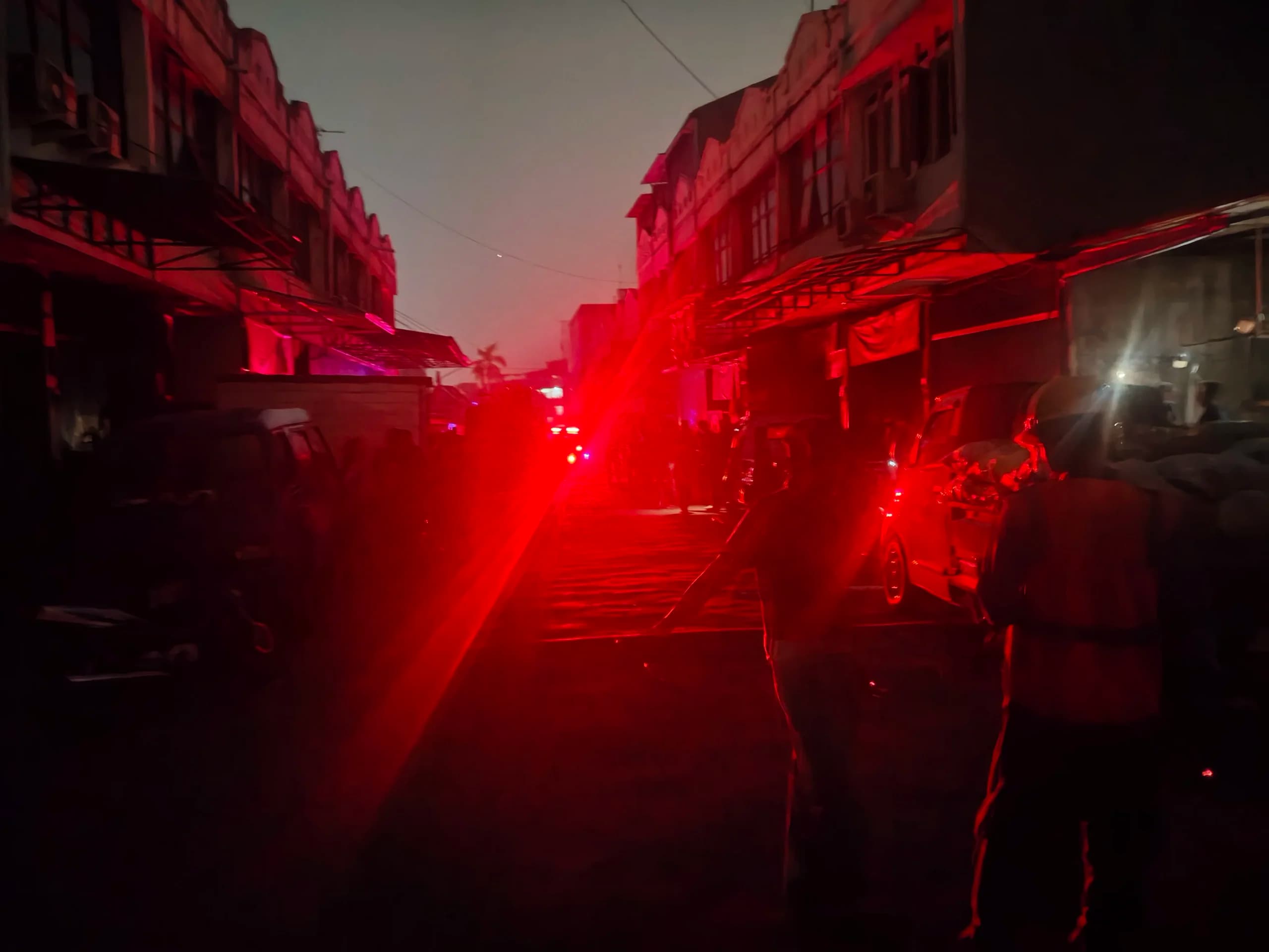 Kondisi lokasi ledakan di sekitar kawasan pertokoan Pasar Cimanggis, Kecamatan Ciputat, Kota Tangerang Selatan (Tangsel), Banten. (Sumber: Istimewa) Kondisi lokasi ledakan di sekitar kawasan pertokoan Pasar Cimanggis, Kecamatan Ciputat, Kota Tangerang Selatan (Tangsel), Banten. (Sumber: Istimewa)