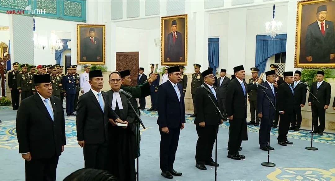 Momen Sumpah Jabatan 7 Pejabat yang Baru Dilantik di Istana (Sumber: Youtube Sekretariat Presiden) Momen Sumpah Jabatan 7 Pejabat yang Baru Dilantik di Istana (Sumber: Youtube Sekretariat Presiden)